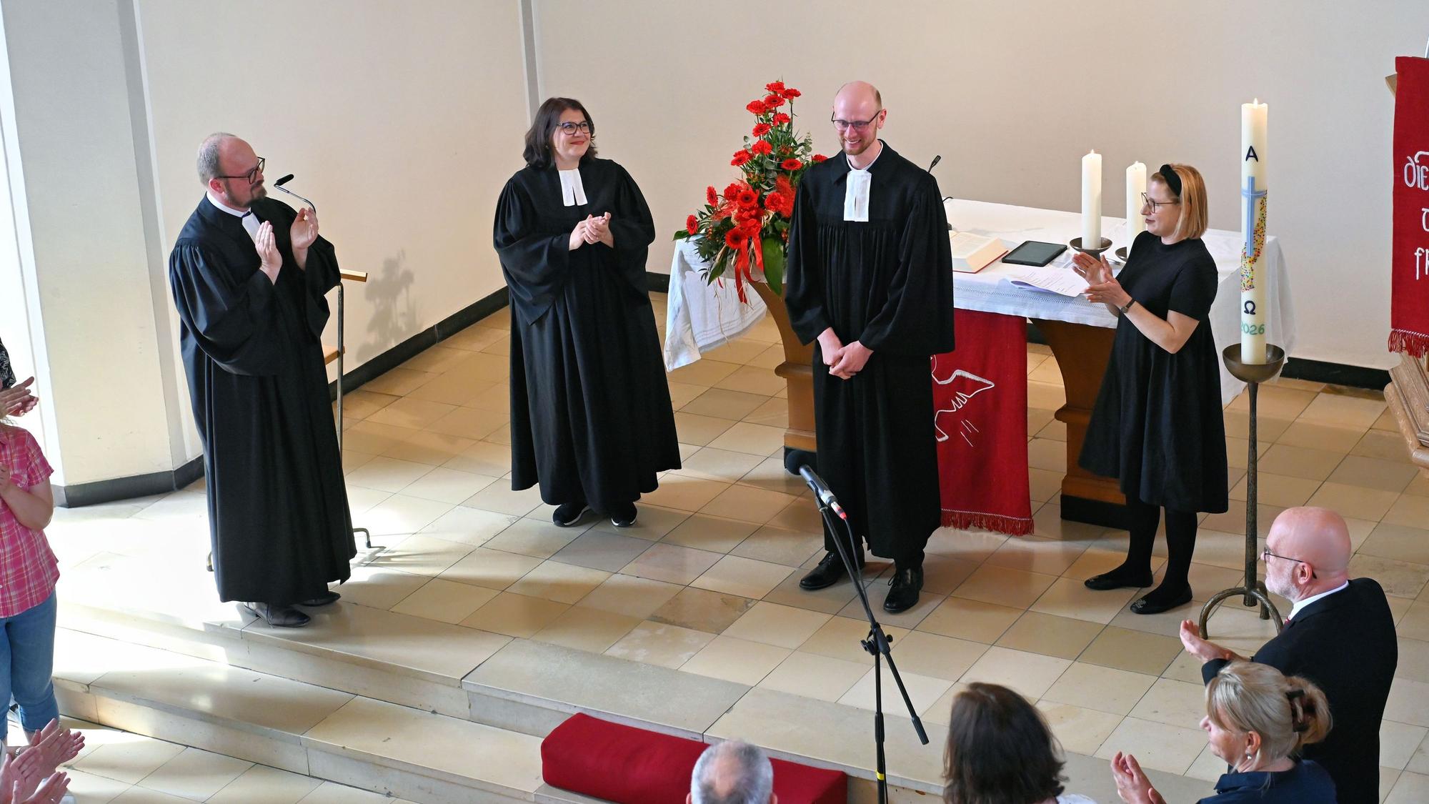 Diakon Jan Simons mit den beiden Pfarrern am Altar.