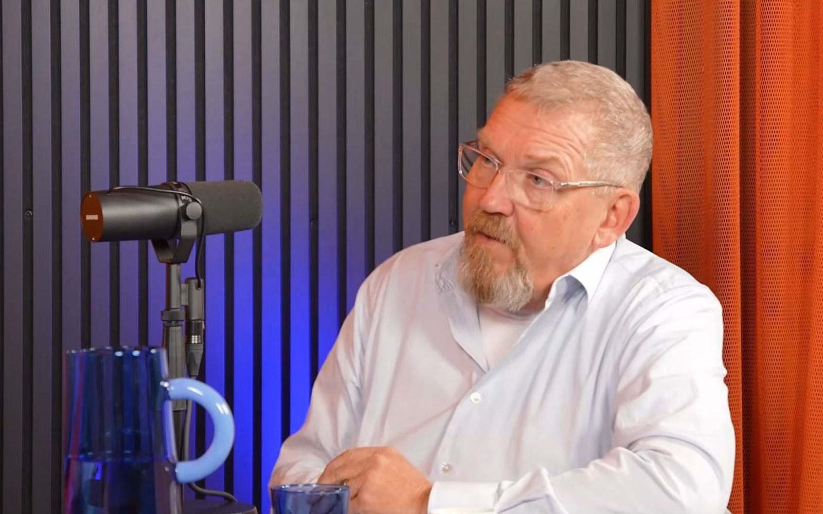 „Tatort“-Kommissar Dietmar Bär sprach im Podcast „Zwischen den Zeilen“ über das aktuelle politische Klima. (Bild: YouTube/Early Studios)