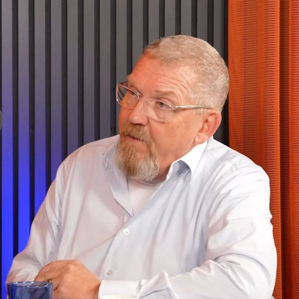 „Tatort“-Kommissar Dietmar Bär sprach im Podcast „Zwischen den Zeilen“ über das aktuelle politische Klima. (Bild: YouTube/Early Studios)