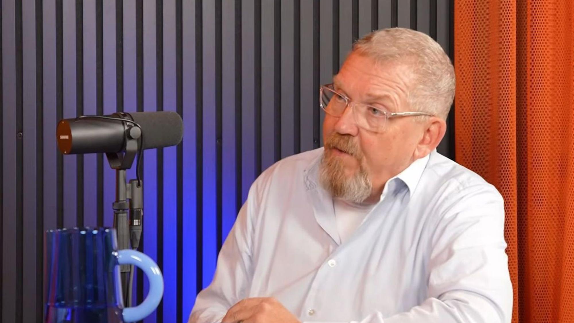 „Tatort“-Kommissar Dietmar Bär sprach im Podcast „Zwischen den Zeilen“ über das aktuelle politische Klima. (Bild: YouTube/Early Studios)