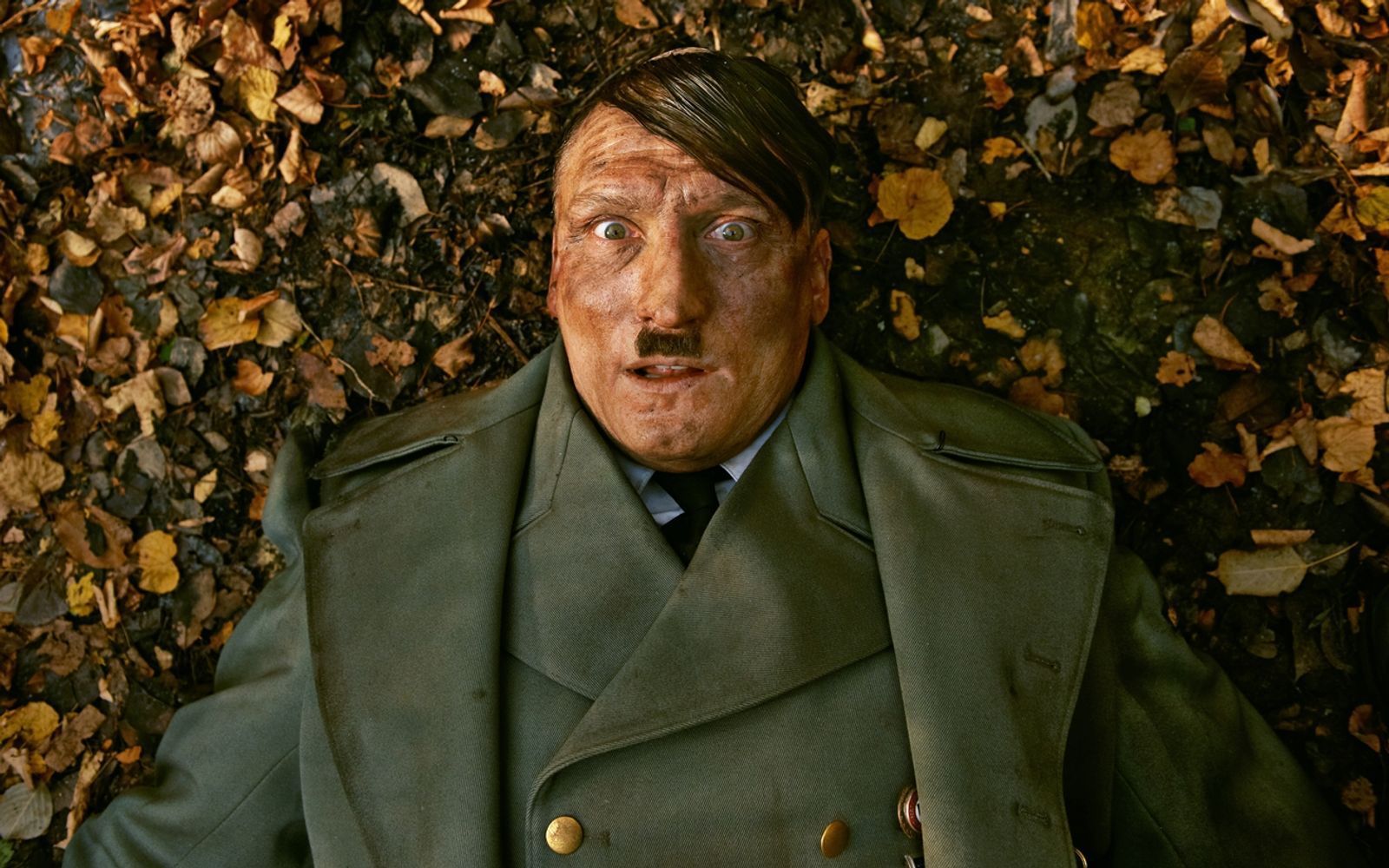 Eine Erklärung hat Adolf Hiler (Oliver Masucci) nicht. Irgendwann nimmt er es einfach als Fügung hin: „Er ist wieder da“, im Jahr 2014. (Bild: 2015 Constantin Film Verleih GmbH)