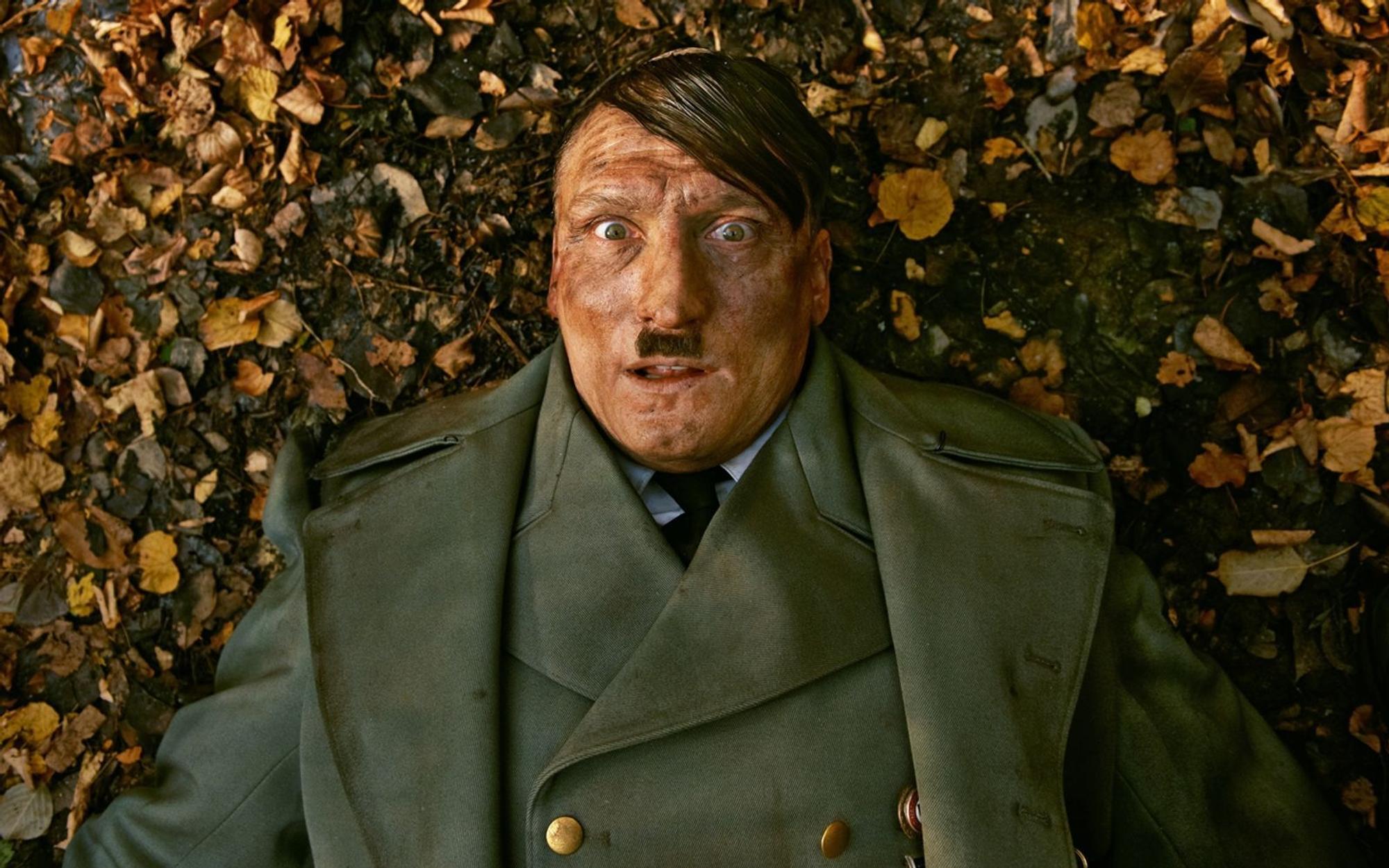 Eine Erklärung hat Adolf Hiler (Oliver Masucci) nicht. Irgendwann nimmt er es einfach als Fügung hin: „Er ist wieder da“, im Jahr 2014. (Bild: 2015 Constantin Film Verleih GmbH)