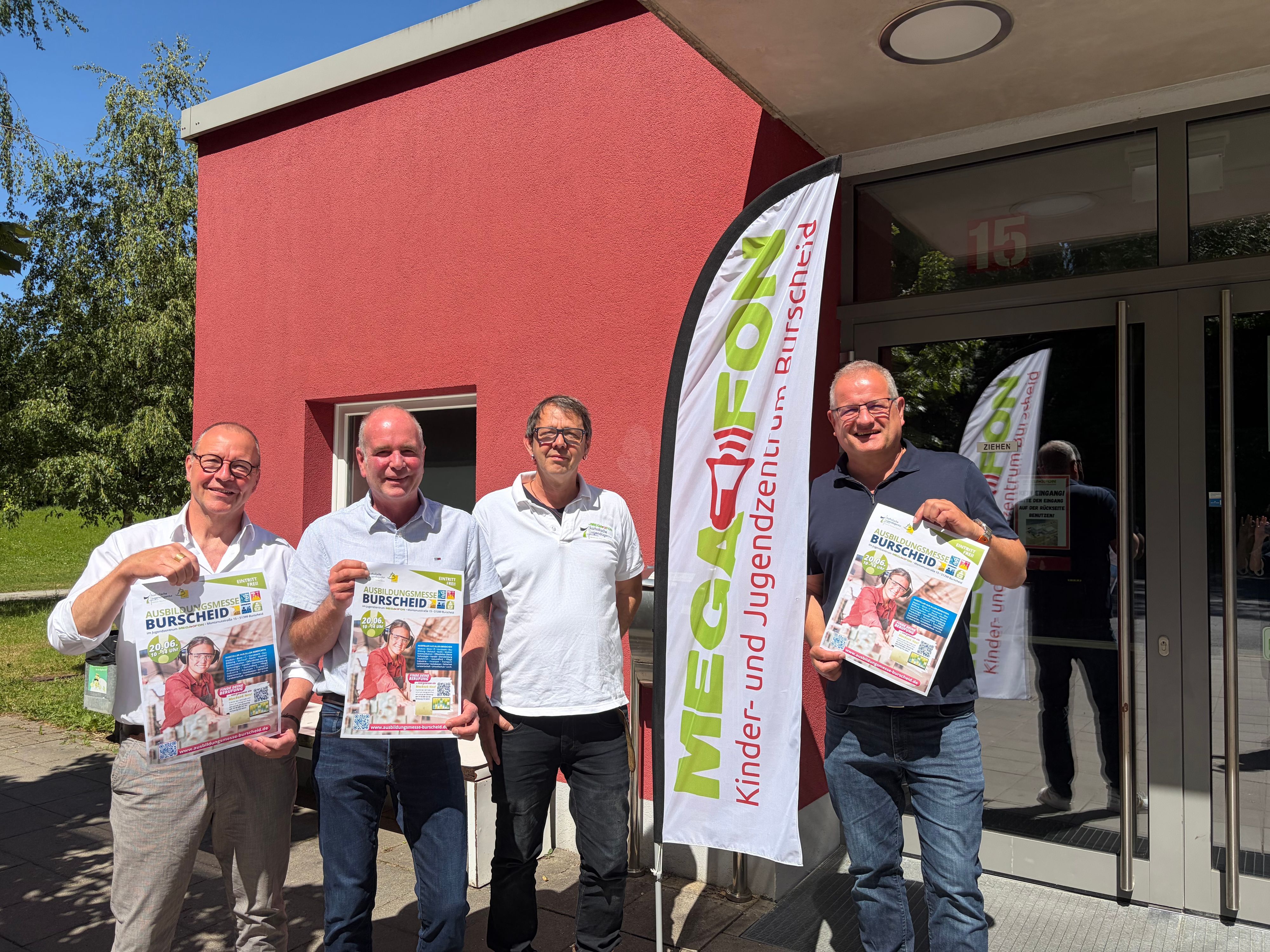 (Vlnr.) Werner Schmitter, KJA LRO, Holger Wilke, Stadt Burscheid, Marc Munz, Kinder- und Jugendzentrum Megafon und Martin Schäfer, KJA LRO, organisieren gemeinsam die neunte Ausbildungsmesse.
