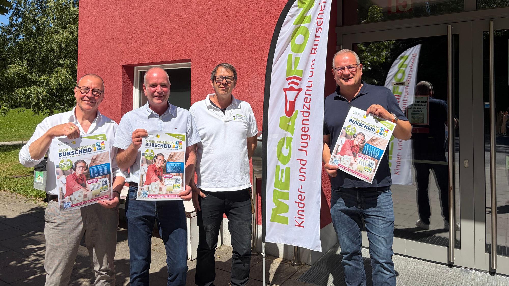 (Vlnr.) Werner Schmitter, KJA LRO, Holger Wilke, Stadt Burscheid, Marc Munz, Kinder- und Jugendzentrum Megafon und Martin Schäfer, KJA LRO, organisieren gemeinsam die neunte Ausbildungsmesse.