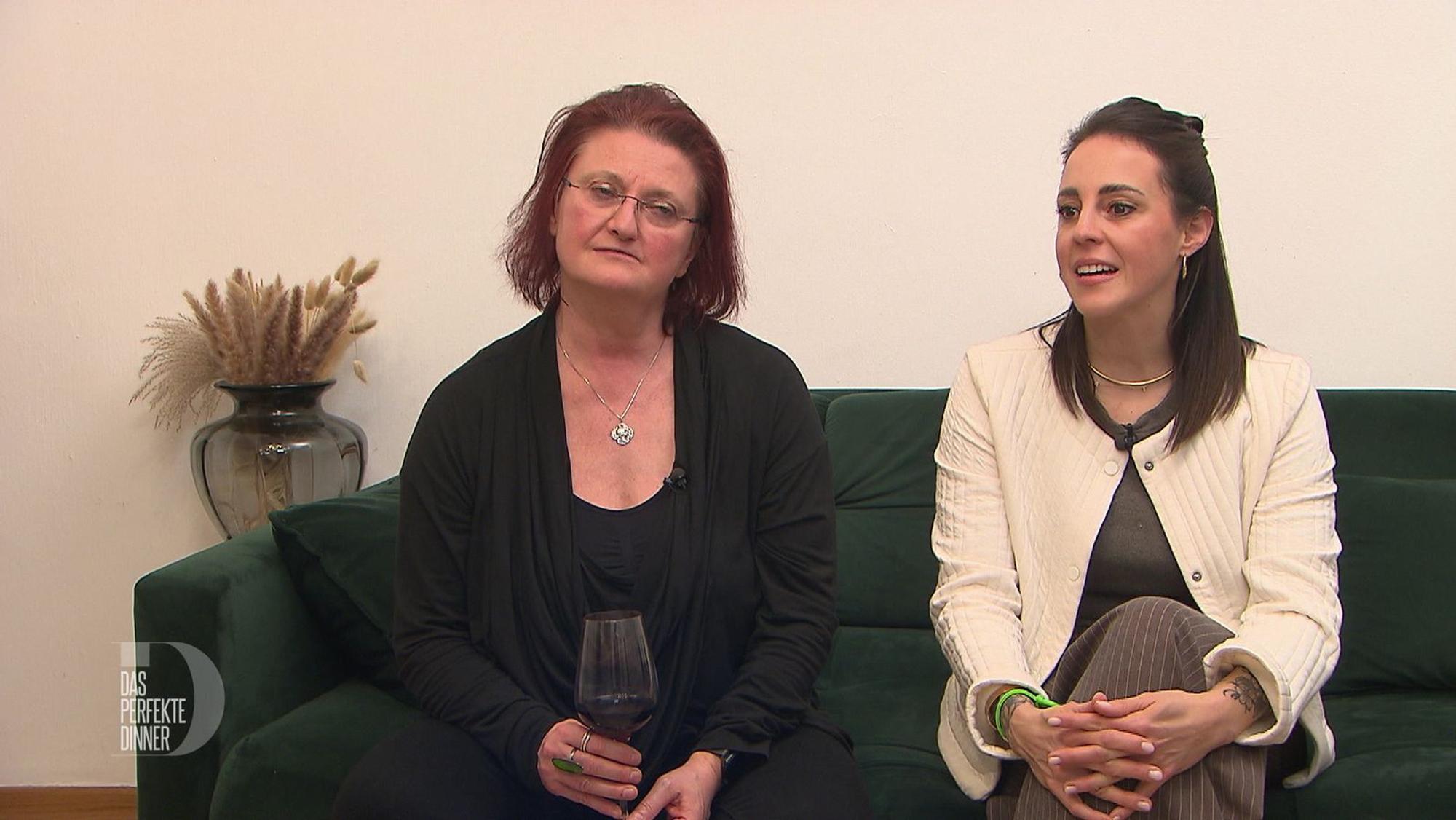 Wird Auftakt-Gastgeber Aron ihre Erwartungen erfüllen? Katja (links) und Anna sind gespannt. (Bild: RTL)