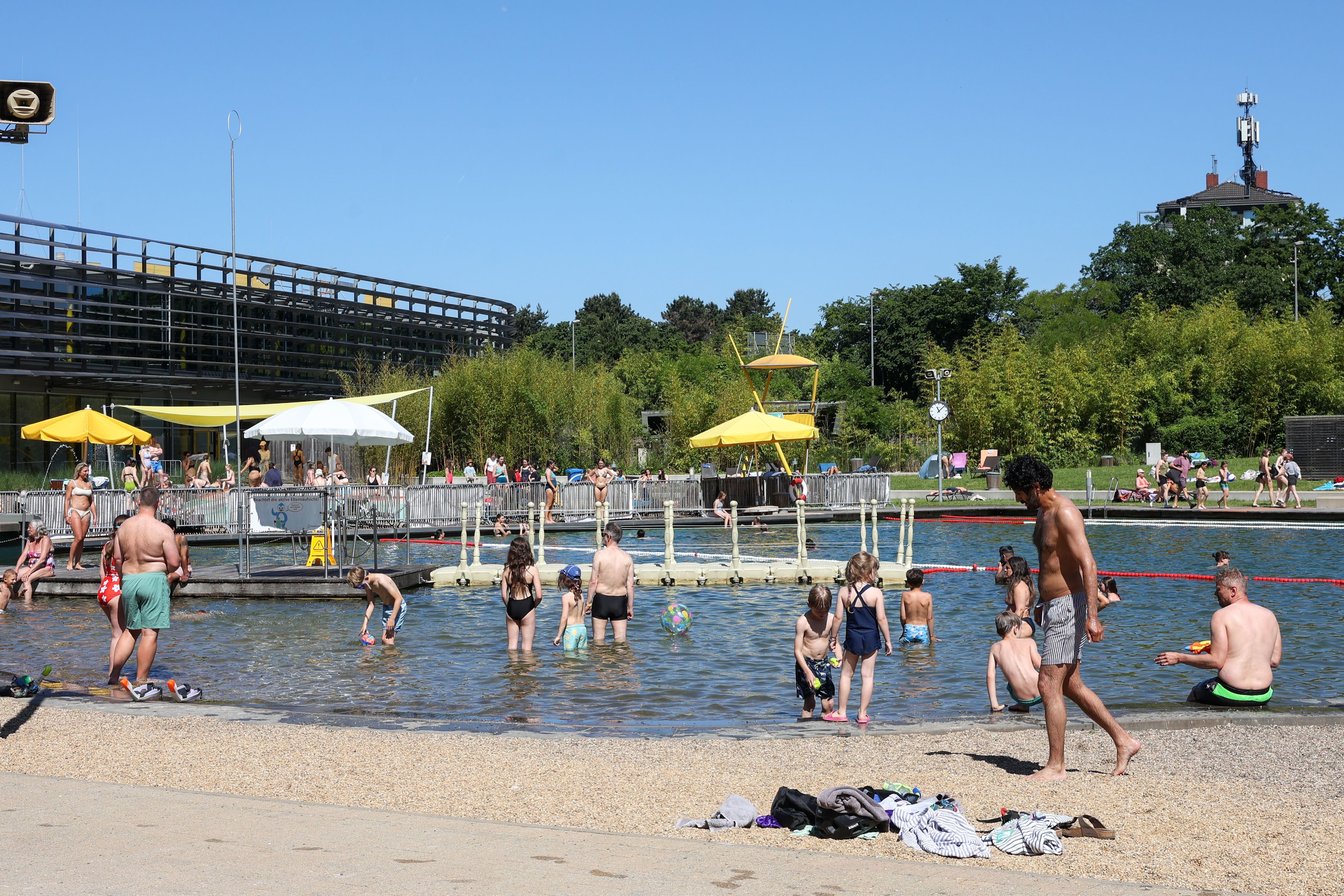Pfingstdienstag im Freibad Lentpark genossen Menschen im und am Wasser die Sonne.
