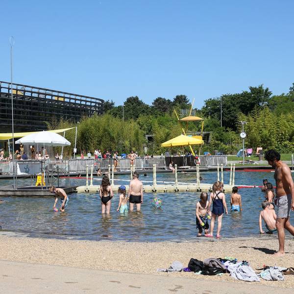 Pfingstdienstag im Freibad Lentpark genossen Menschen im und am Wasser die Sonne.