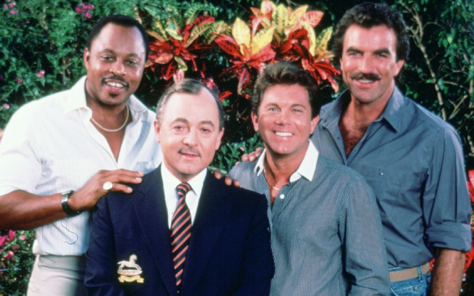 Sie waren acht Jahre ein schlagkräftiges und -fertiges Team, das auf Hawaii ermittelte (von links): Hubschrauberpilot T.C. (Roger E. Mosley), der Verwalter Jonathan Higgins (John Hillerman), Clubbetreiber Rick (Larry Manetti) standen Privatdetektiv Thomas Magnum (Tom Selleck) immer zur Seite. Was wurde aus den Darstellern nach dem Aus der Kultserie? (Bild: MG RTL D / Universal)