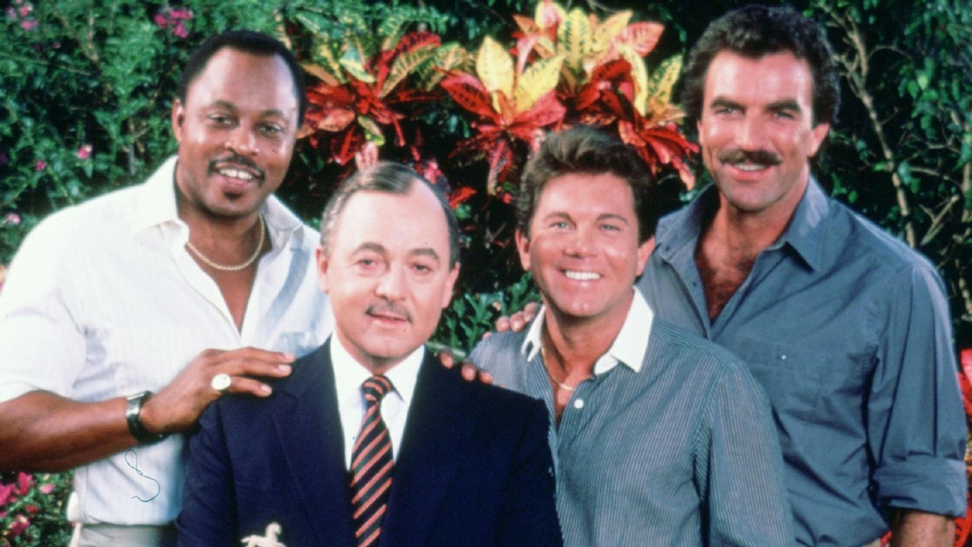 Sie waren acht Jahre ein schlagkräftiges und -fertiges Team, das auf Hawaii ermittelte (von links): Hubschrauberpilot T.C. (Roger E. Mosley), der Verwalter Jonathan Higgins (John Hillerman), Clubbetreiber Rick (Larry Manetti) standen Privatdetektiv Thomas Magnum (Tom Selleck) immer zur Seite. Was wurde aus den Darstellern nach dem Aus der Kultserie? (Bild: MG RTL D / Universal)