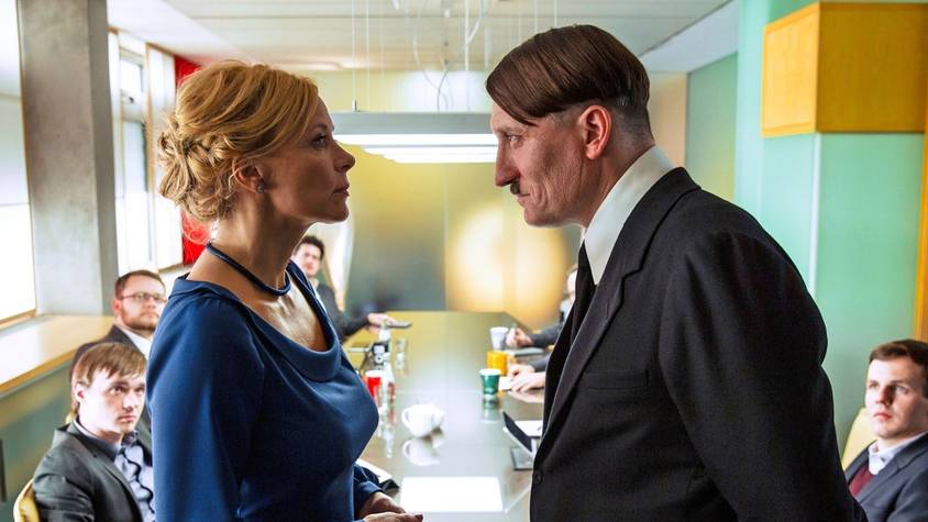 Fraglos mutig: „Er ist wieder da“ wurde von David Wnendt in einen halbdokumentarischen Spielfilm verwandelt (Szene mit Katja Riemann und Oliver Masucci). (Bild: ProSieben / 2015 Constantin Film Verleih GmbH)