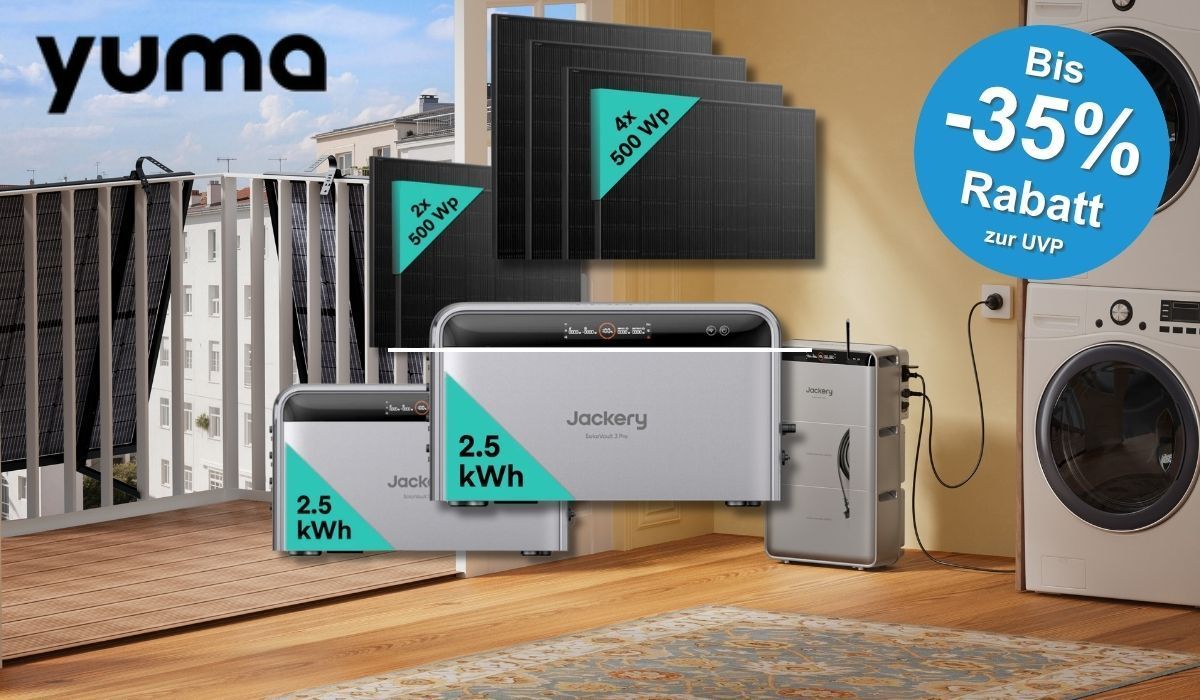 Produktbild von Yuma mit mehreren Jackery SolarVault 3 Pro Stromspeichern (je 2,5 kWh) und schwarzen Solarmodulen in zwei Varianten (2x 500 Wp und 4x 500 Wp) in einer modernen Wohnsituation mit Balkon und Hauswirtschaftsraum mit Waschmaschine. Ein Gitter-Balkon mit Solarmodulen von einem Balkonkraftwerk. Links oben das schwarze Yuma-Logo. Rechts oben blauer Button mit der Aufschrift „Bis -35 % Rabatt zur UVP".