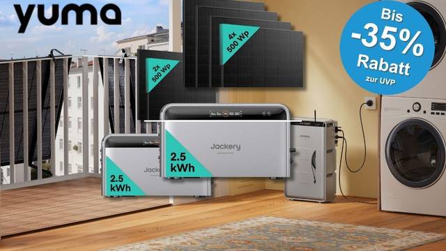 Produktbild von Yuma mit mehreren Jackery SolarVault 3 Pro Stromspeichern (je 2,5 kWh) und schwarzen Solarmodulen in zwei Varianten (2x 500 Wp und 4x 500 Wp) in einer modernen Wohnsituation mit Balkon und Hauswirtschaftsraum mit Waschmaschine. Ein Gitter-Balkon mit Solarmodulen von einem Balkonkraftwerk. Links oben das schwarze Yuma-Logo. Rechts oben blauer Button mit der Aufschrift „Bis -35 % Rabatt zur UVP".