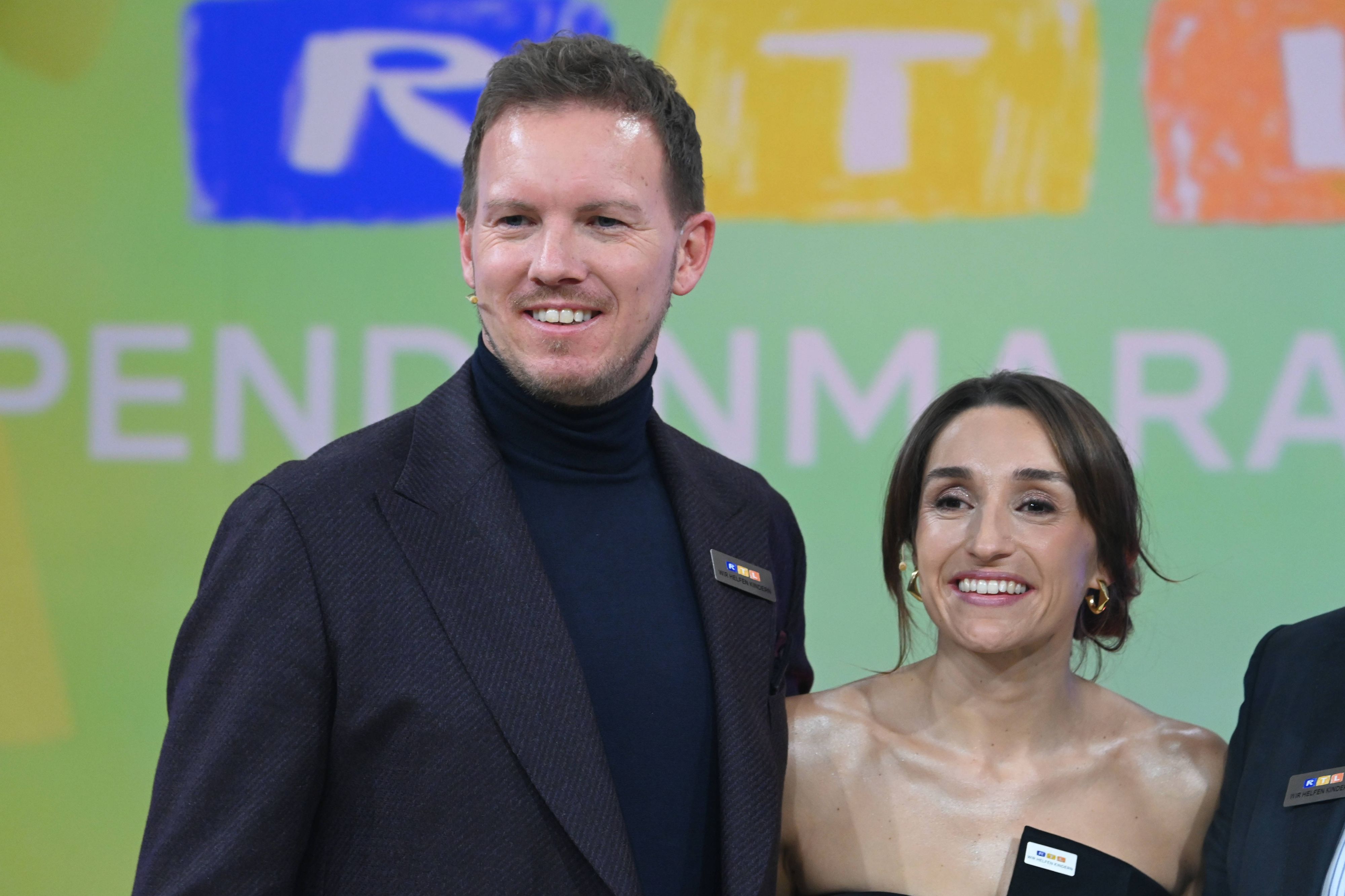 Bundestrainer Julian Nagelsmann küsst Lena Wurzenberger.