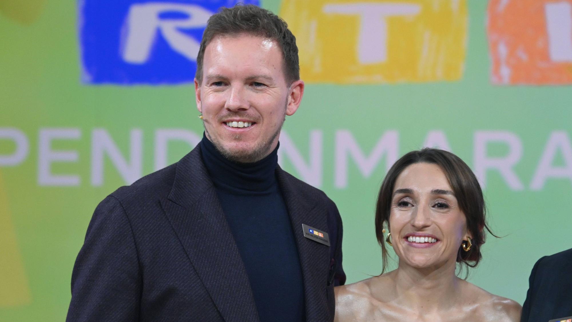 Bundestrainer Julian Nagelsmann küsst Lena Wurzenberger.