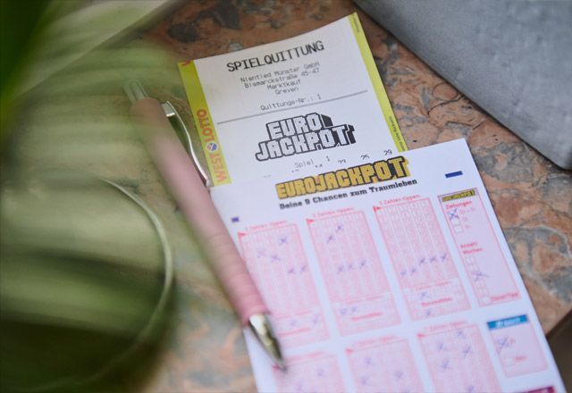 Das Bild zeigt einen Eurojackpot-Spielschein zusammen mit einer Eurojackpot-Spielquittung.