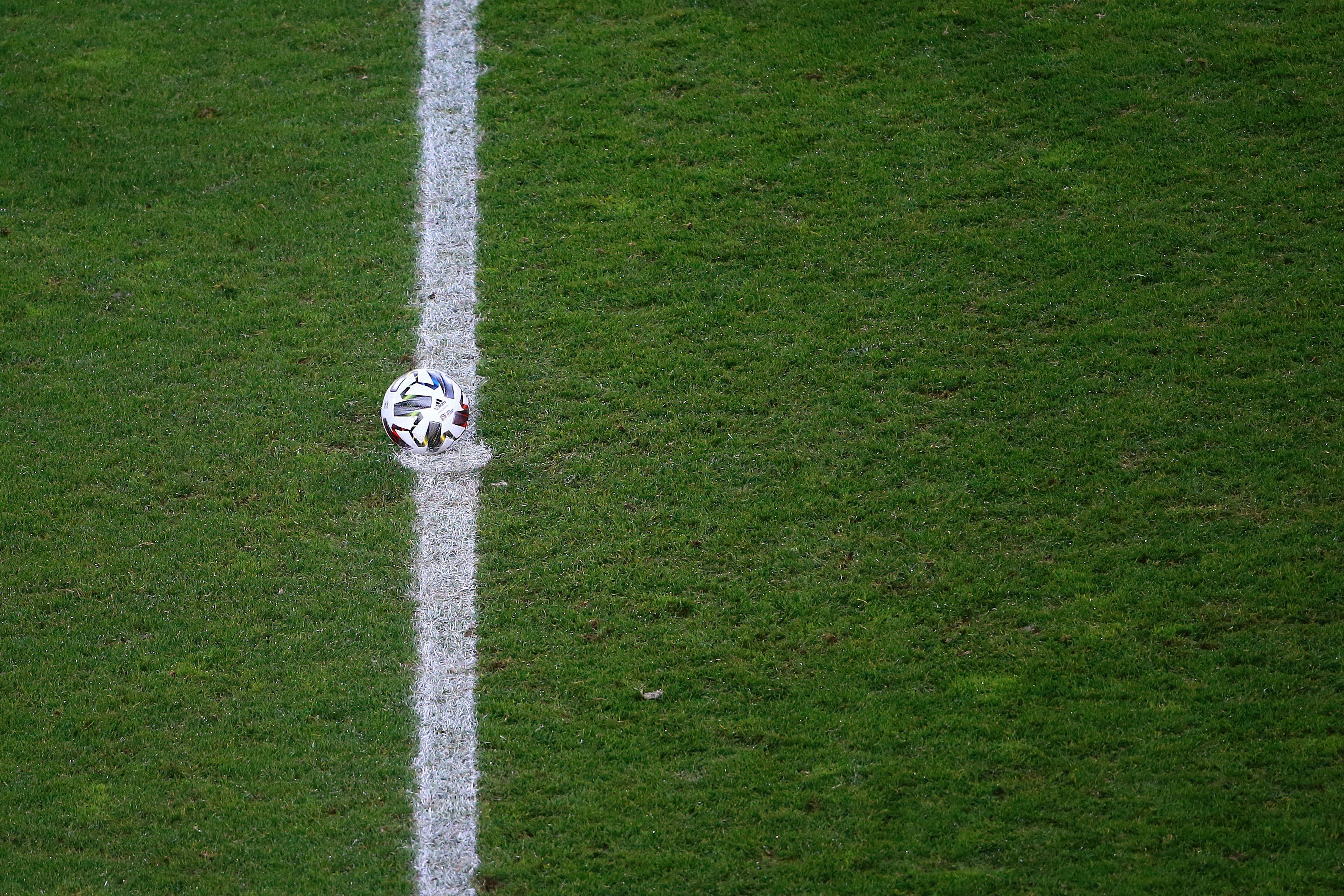 Ein Fußball auf dem Anstoßpunkt. (Symbolbild)