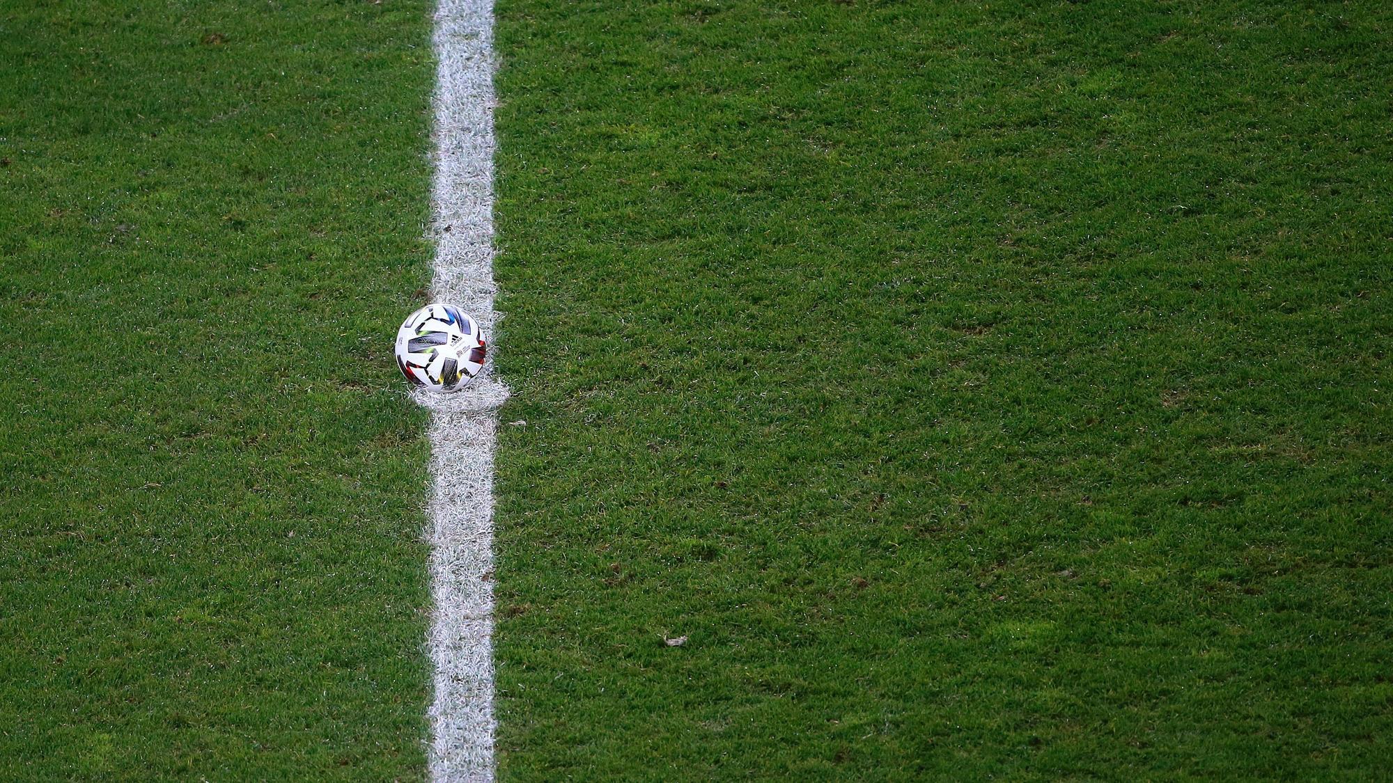 Ein Fußball auf dem Anstoßpunkt. (Symbolbild)