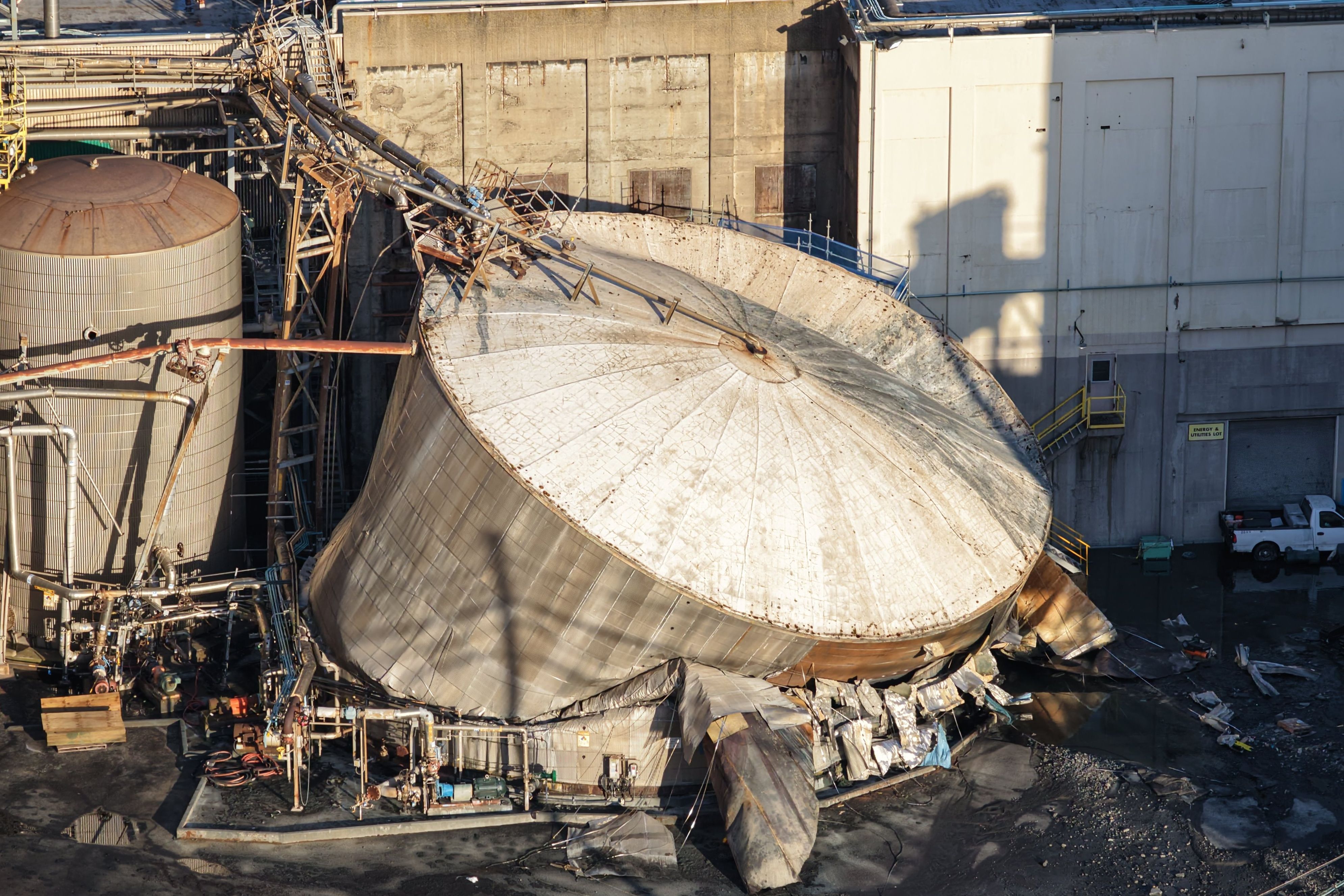 Schäden bei Nippon Dynawave Packaging Co. nach der Implosion eines Tanks mit gefährlicher Flüssigkeit.