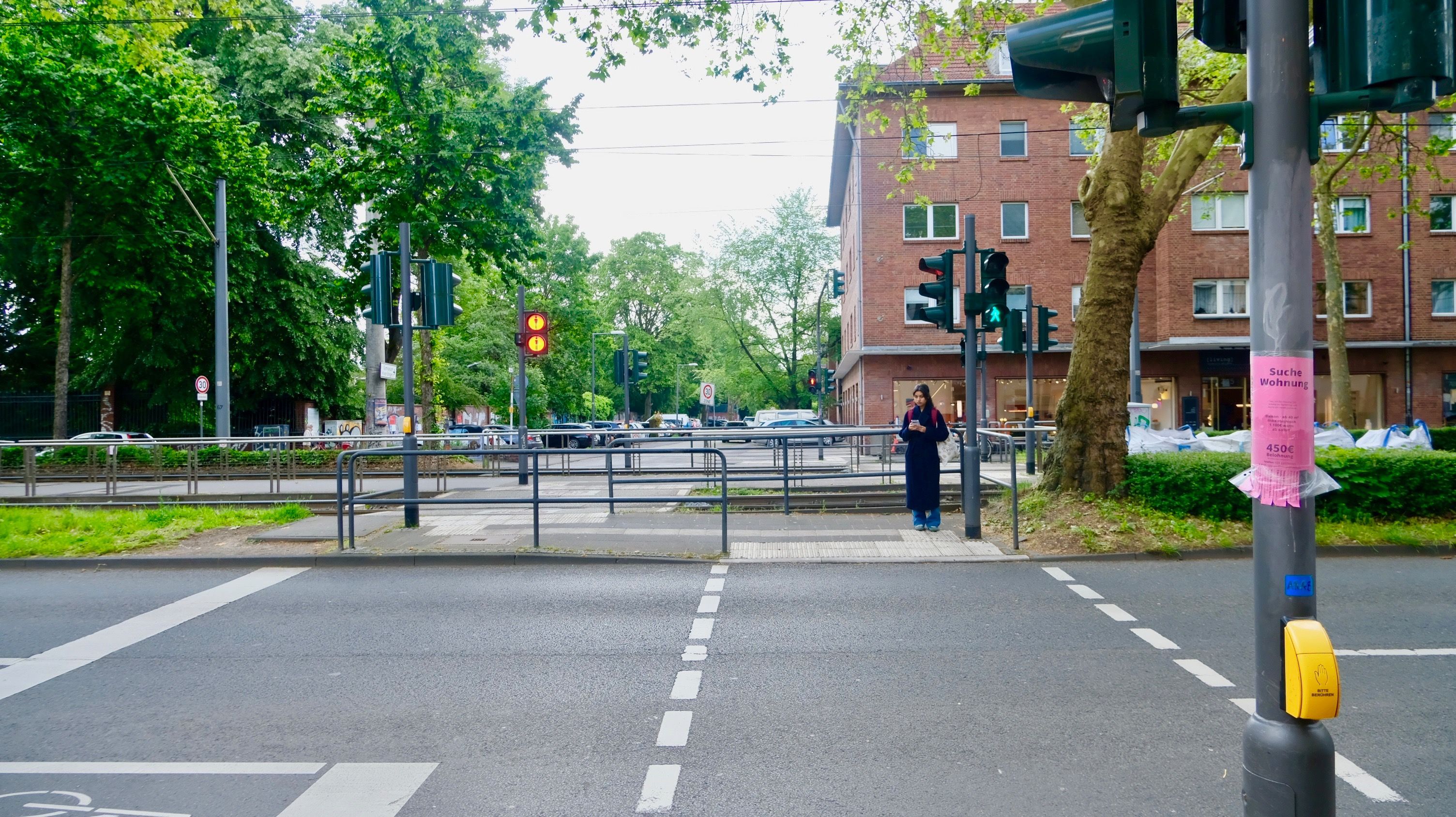 Die Ampel auf der Luxemburger Straße von der Lothar- zur Leyberger Straße zeigt für den Weg zur Mittelinsel grün, dahinter rot.