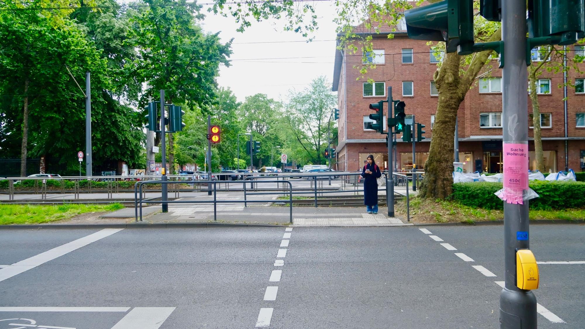 Die Ampel auf der Luxemburger Straße von der Lothar- zur Leyberger Straße zeigt für den Weg zur Mittelinsel grün, dahinter rot.
