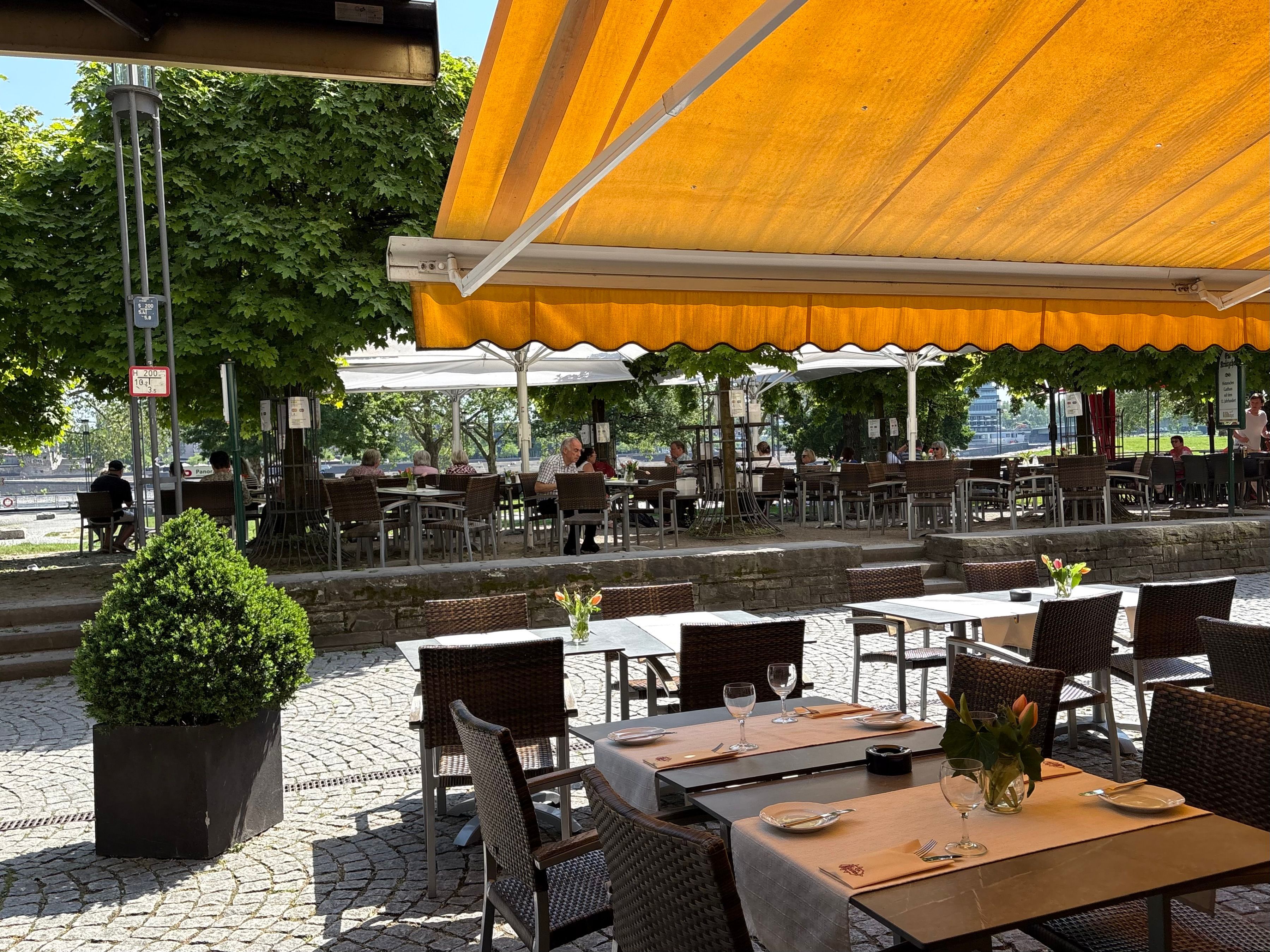 Em Krützche mit Außenplätzen an der Rheinpromenade in der Altstadt.