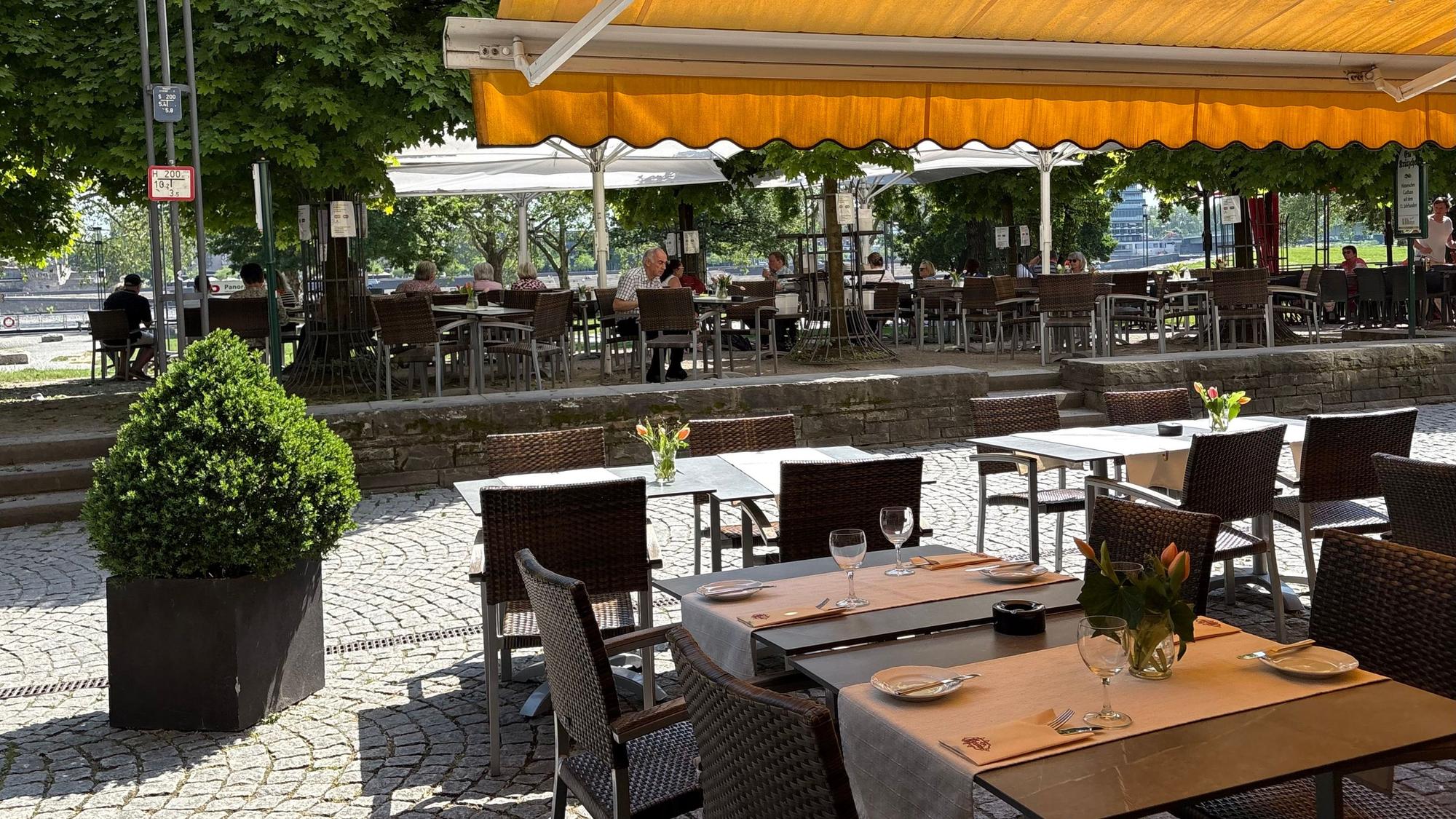 Em Krützche mit Außenplätzen an der Rheinpromenade in der Altstadt.