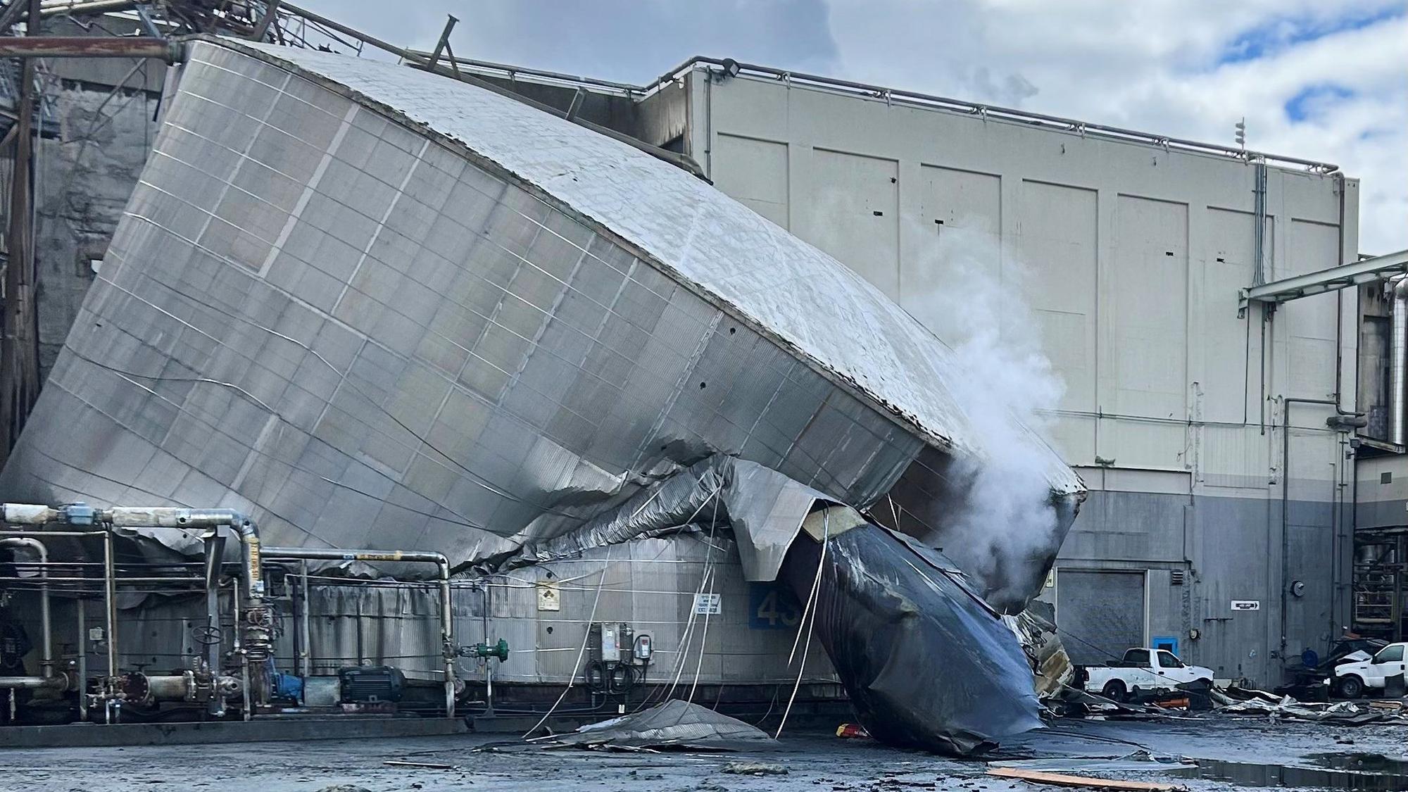 Dieses von der Stadt Longview (US-Bundesstaat Washington) zur Verfügung gestellte Foto zeigt die strukturellen Schäden an der Nippon Dynawave Packaging Co. nach der Implosion eines Tanks mit gefährlicher Flüssigkeit.