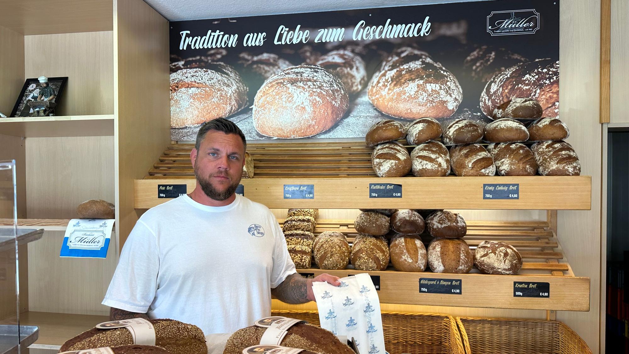 Bäckermeister Jan Müller in seinem Laden an der Berliner Straße.
