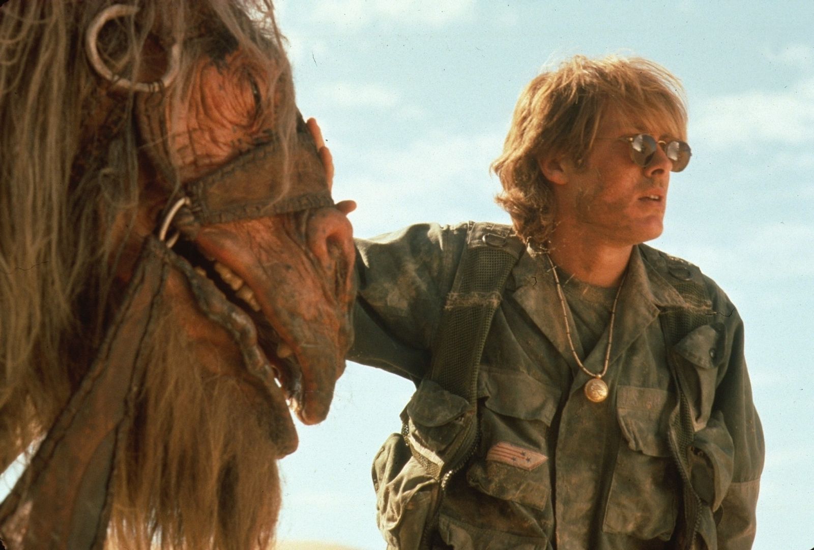 Schon bald erkennt Daniel (James Spader), dass die Kamele durchaus hilfsbereite Gefährten sind. (Bild: 1994 Metro-Goldwyn-Mayer Studios Inc. All Rights Reserved.)