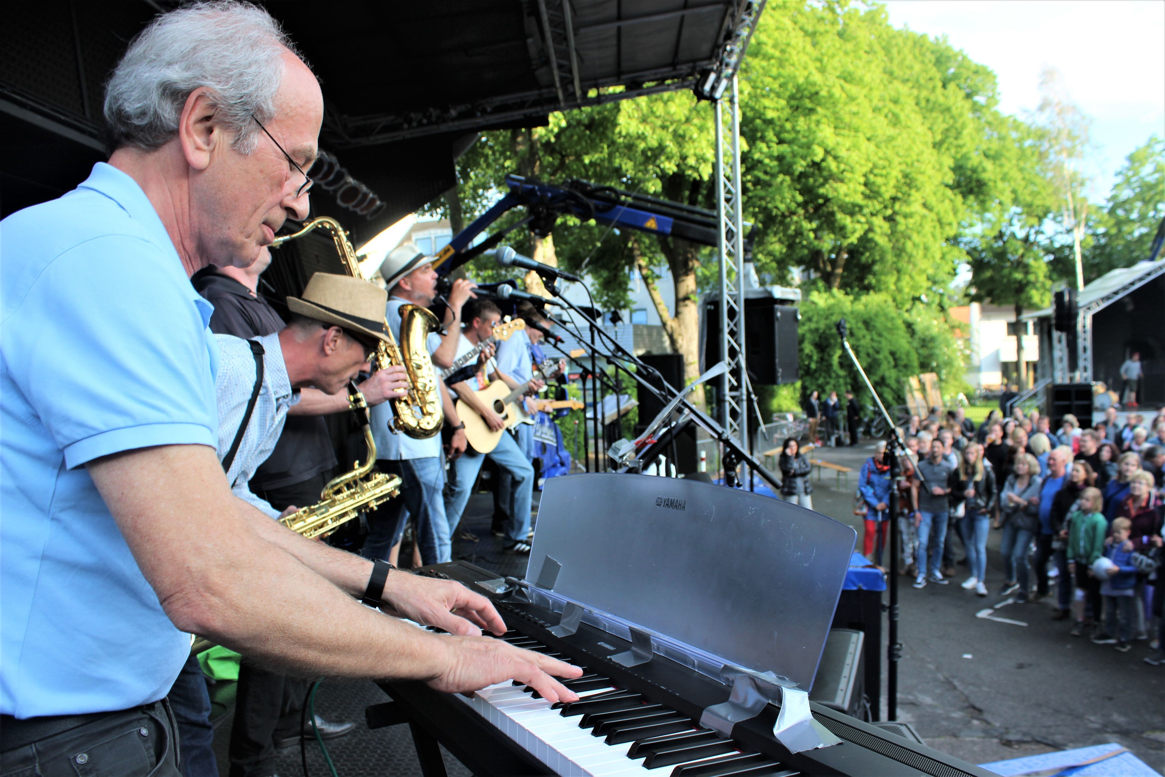 Eine Band spielt beim Musikfestival Rath-Heumar auf der Bühne. (Archivbild)