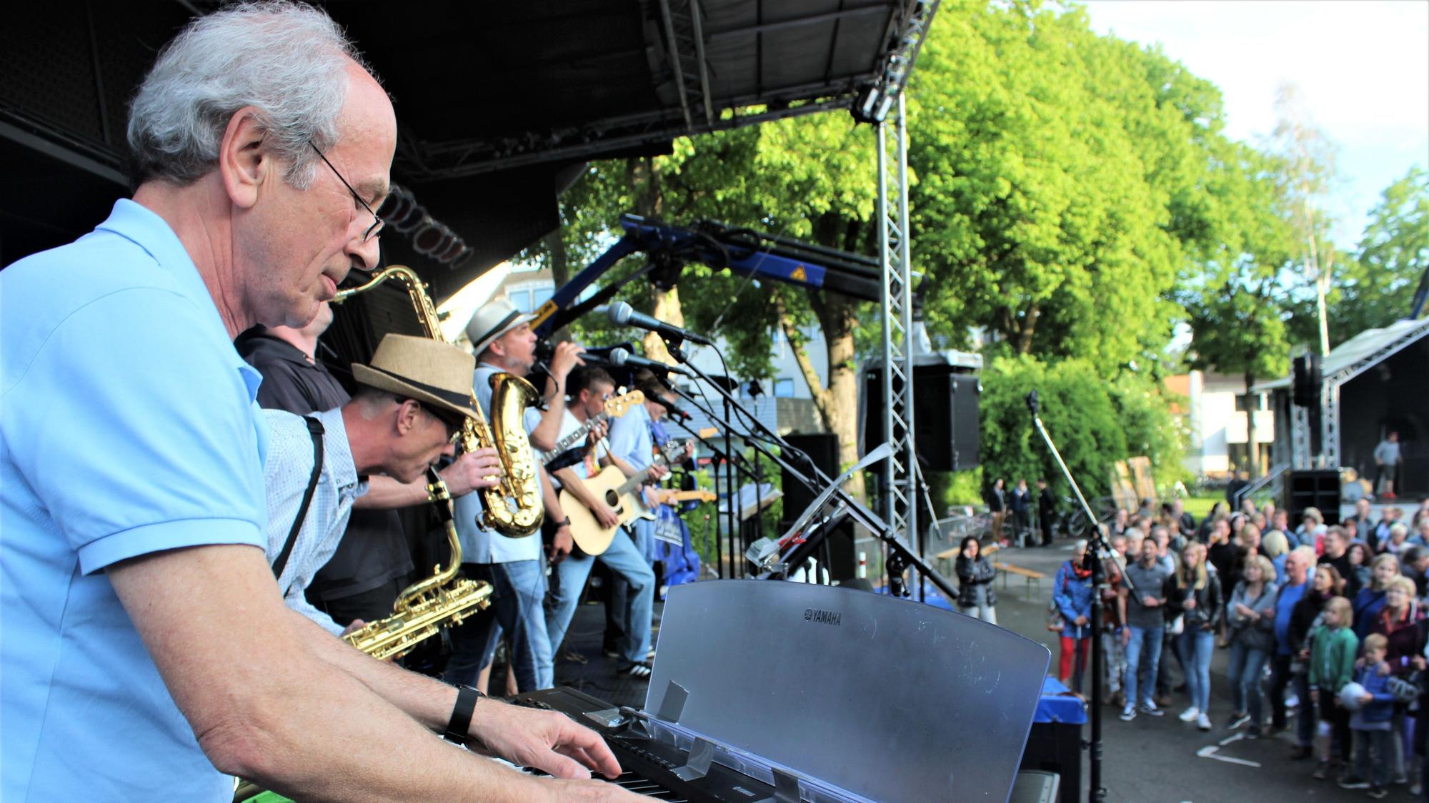 Eine Band spielt beim Musikfestival Rath-Heumar auf der Bühne. (Archivbild)