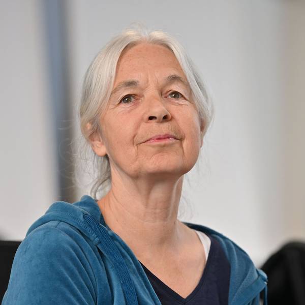 Die Angeklagte Daniela Klette stand wegen bewaffneter Raubüberfälle seit März 2025 vor Gericht. Laut Anklage soll sie mit ihren mutmaßlichen Komplizen Garweg und Staub zwischen 1999 und 2016 maskiert und bewaffnet Geldtransporter und Supermärkte überfallen haben.