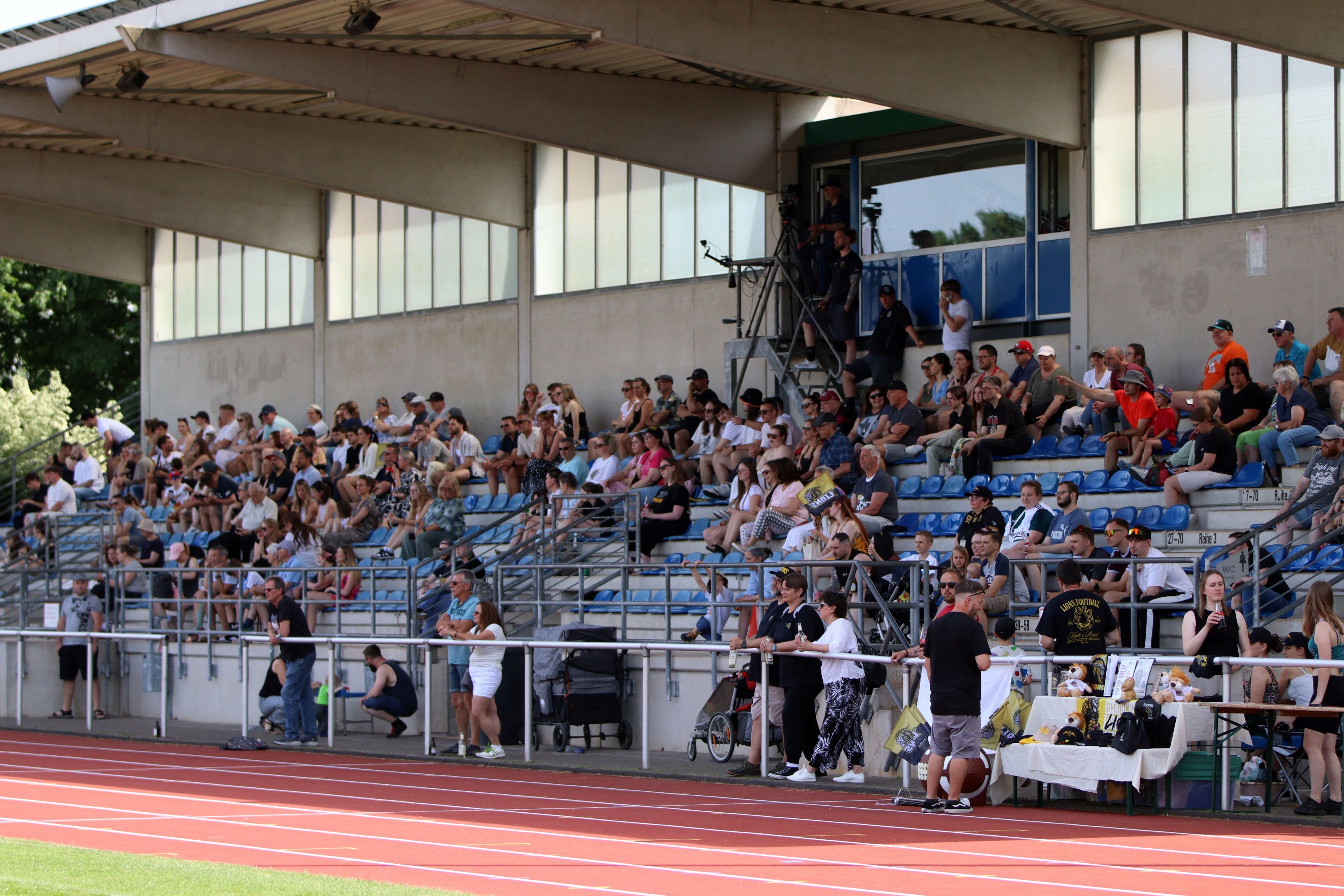 Die Tribüne des Heinz-Flohe-Stadions ist ordentlich besucht.