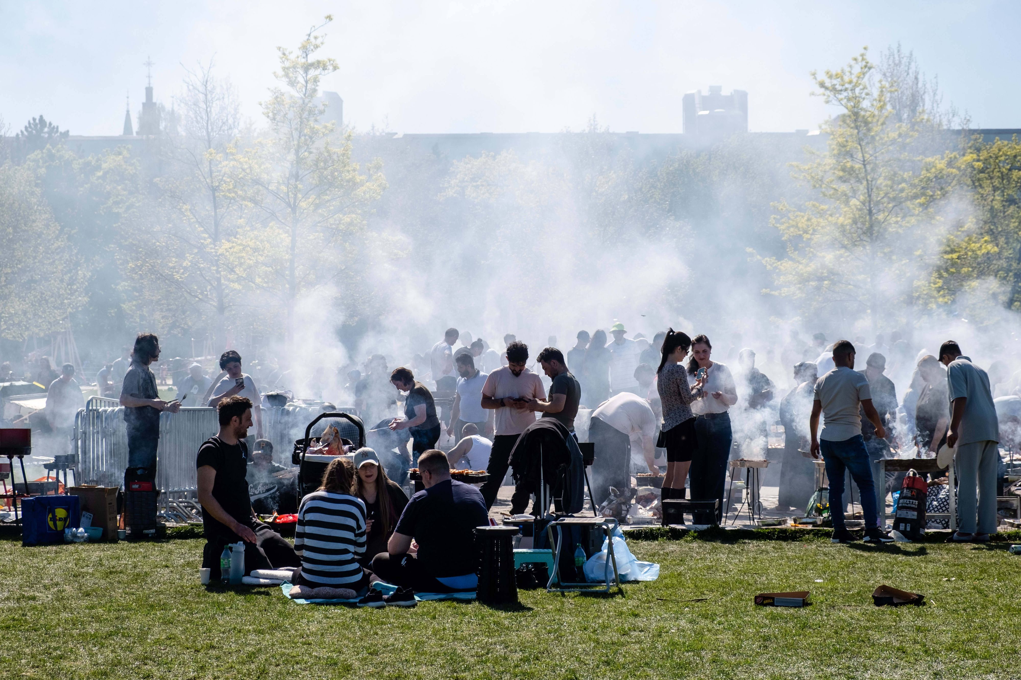 In vielen NRW-Parks grillten die Menschen im Freien.