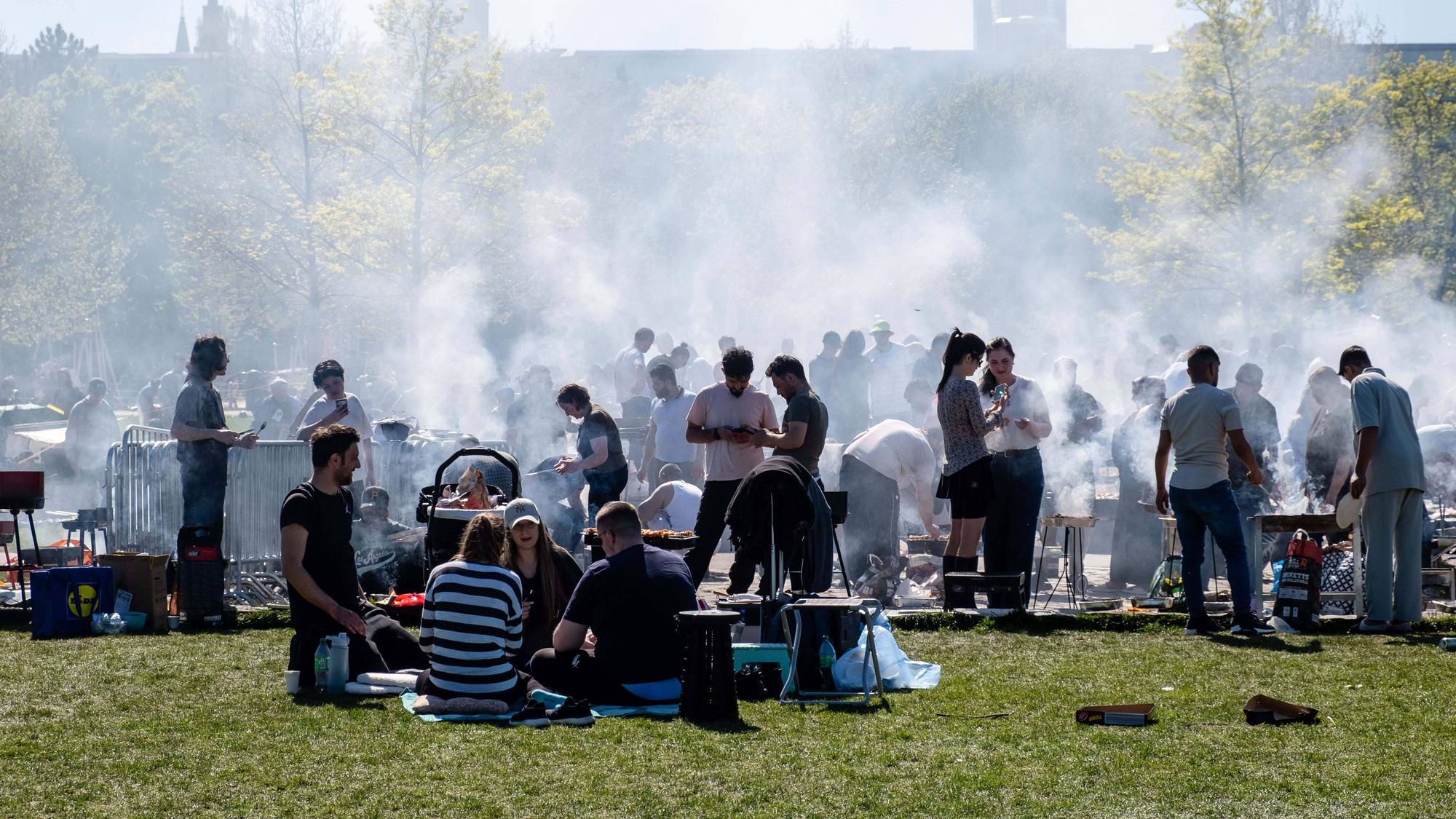 In vielen NRW-Parks grillten die Menschen im Freien.