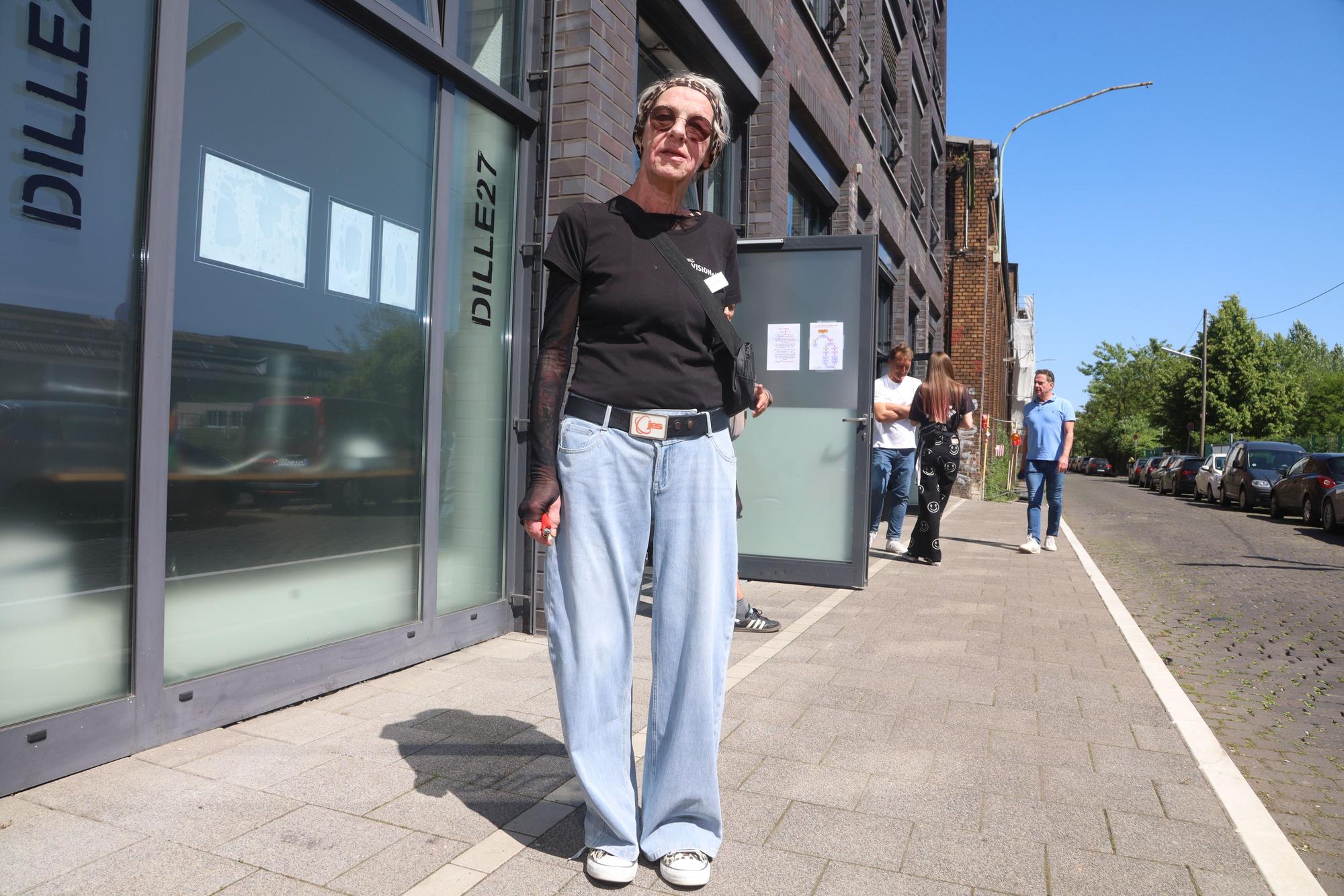 Vision-Geschäftsführerin Claudia Schieren steht vor dem neuen Drogenkonsumraum in Köln-Kalk.