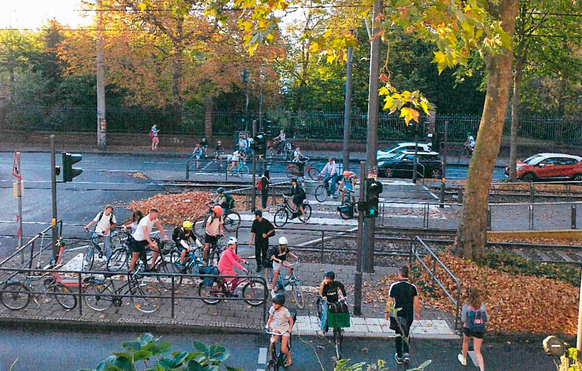 Auf dem Fußgängerüberweg an der Arnulfstraße sind zu Schulbeginn und -schluss sehr viele Menschen unterwegs.