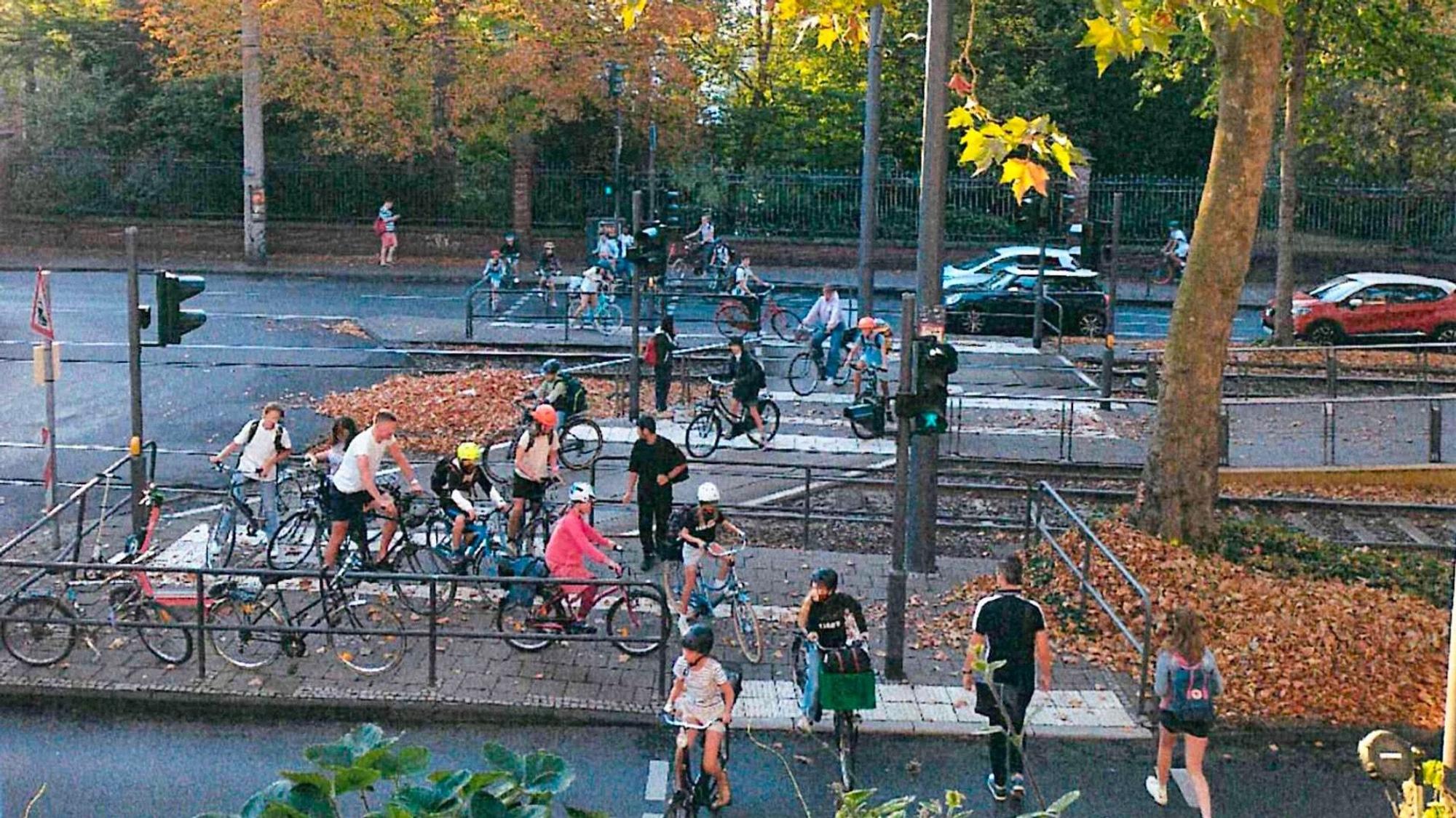 Auf dem Fußgängerüberweg an der Arnulfstraße sind zu Schulbeginn und -schluss sehr viele Menschen unterwegs.