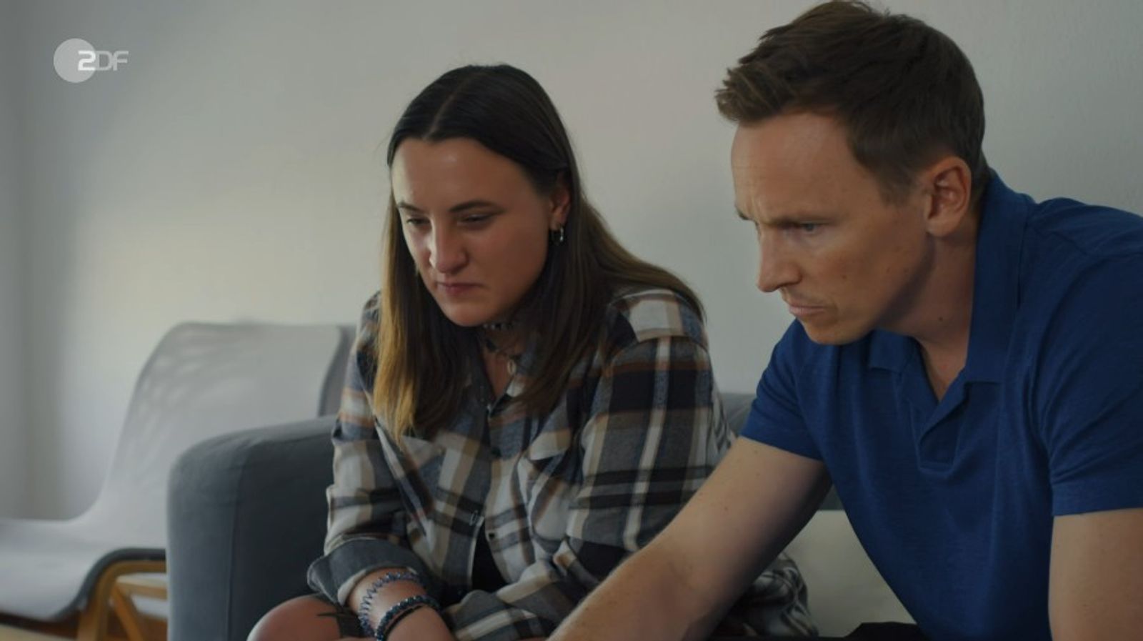 Leonie arbeitet als Content-Moderatorin für ein Unternehmen in Portugal und prüft Inhalte auf TikTok.  (Bild: ZDF)