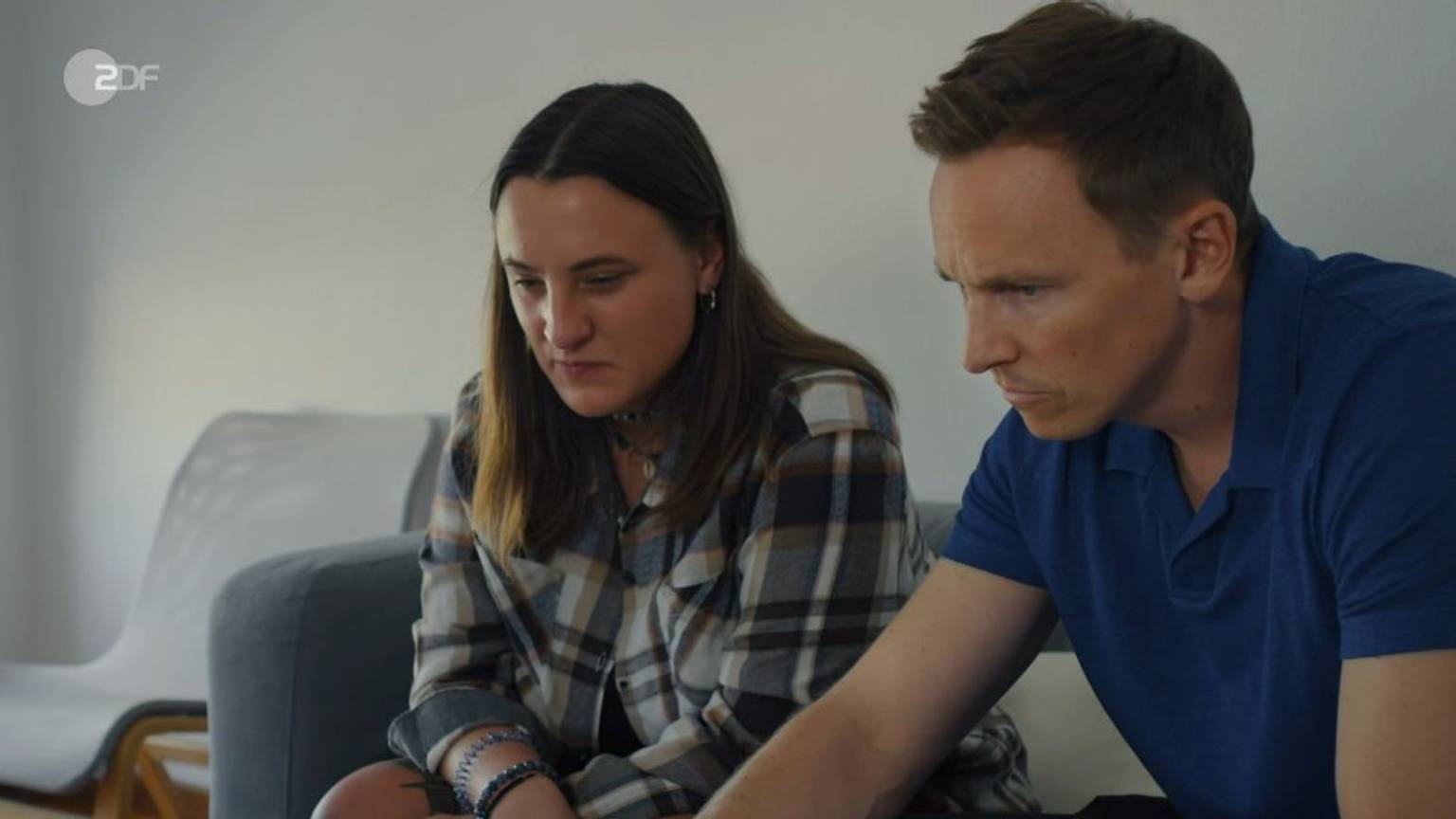 Leonie arbeitet als Content-Moderatorin für ein Unternehmen in Portugal und prüft Inhalte auf TikTok. (Bild: ZDF)
