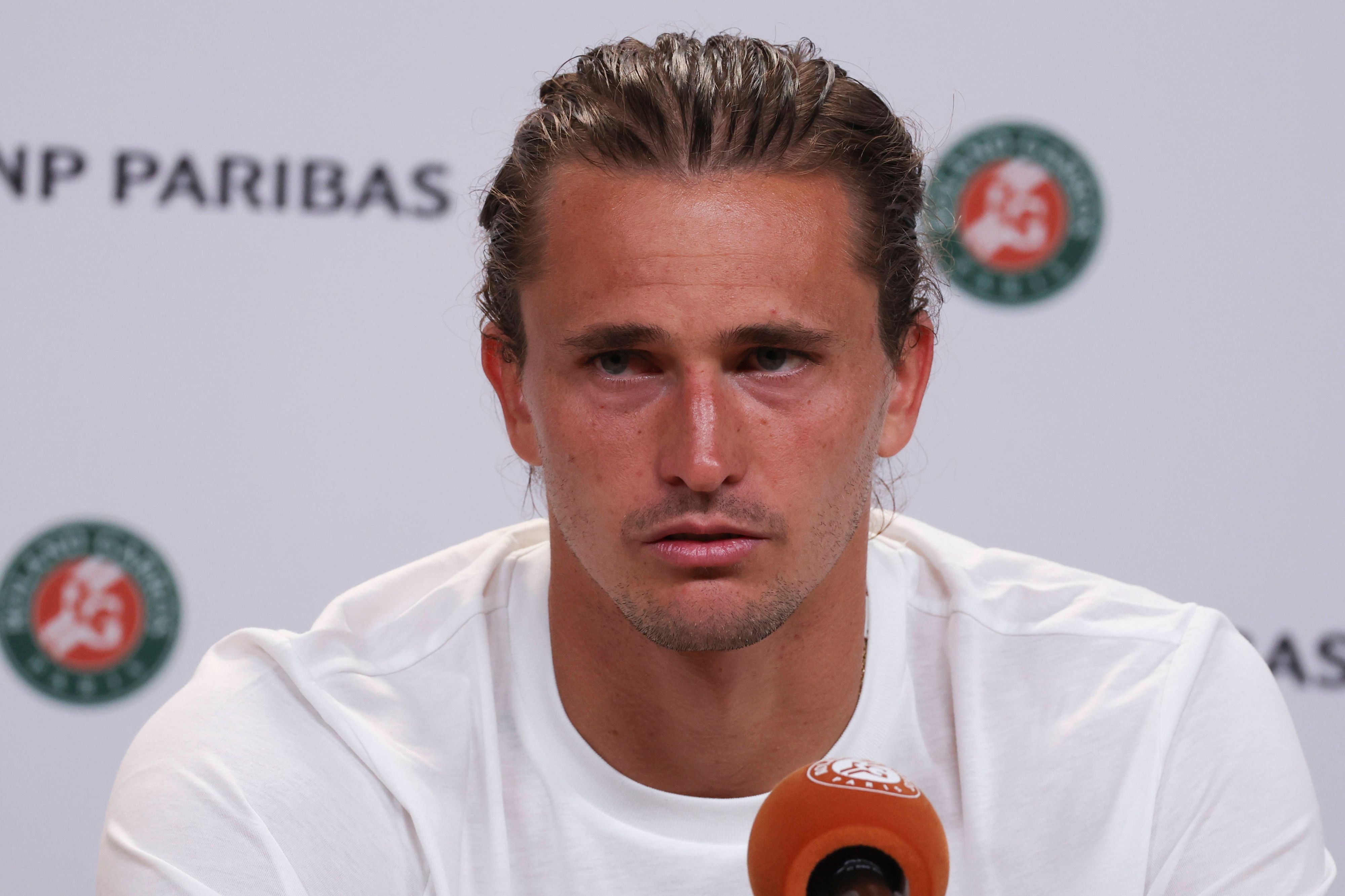 Alexander Zverev spricht auf einer Pressekonferenz nach seinem Erstrundenmatch.