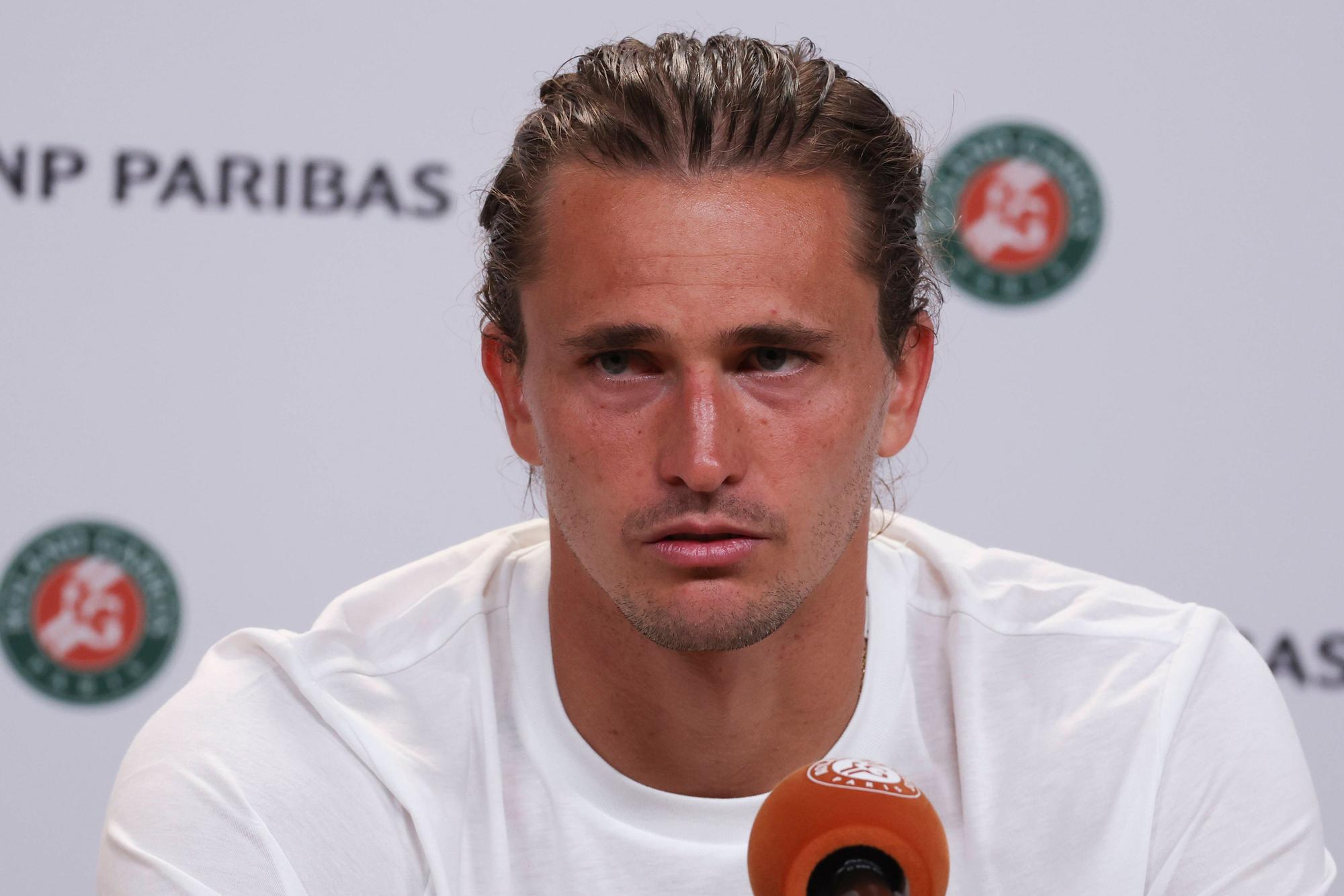 Alexander Zverev spricht auf einer Pressekonferenz nach seinem Erstrundenmatch.