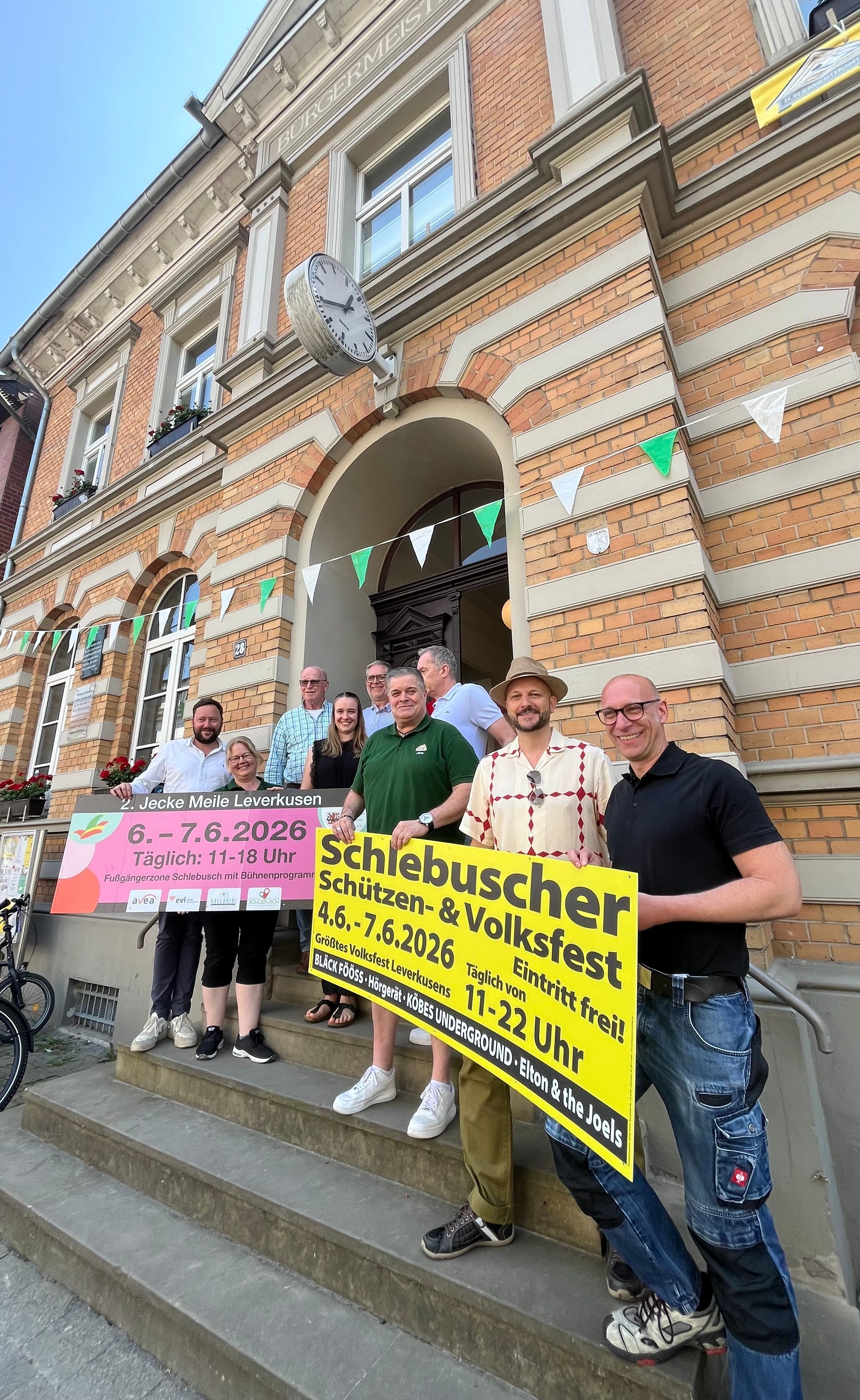 Pit Hupperten (2. v. r.) freut sich mit den Organisatoren auf seinen Auftritt beim Schlebuscher Volksfest