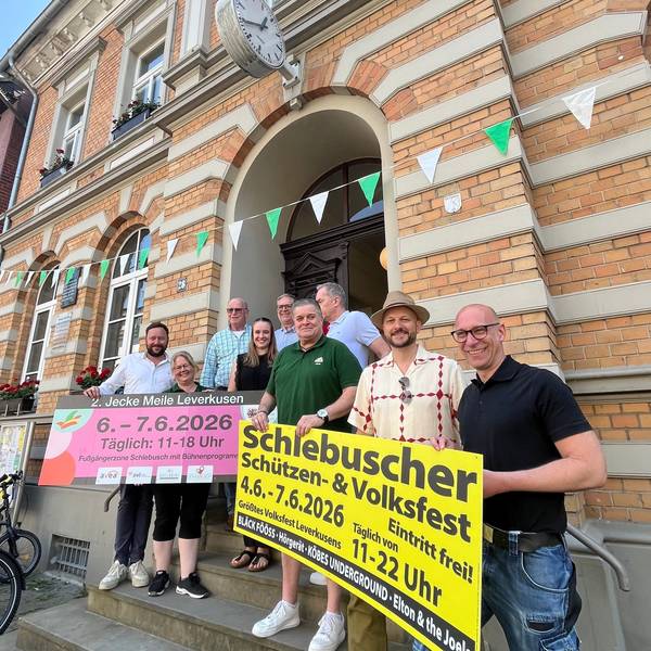 Pit Hupperten (2. v. r.) freut sich mit den Organisatoren auf seinen Auftritt beim Schlebuscher Volksfest