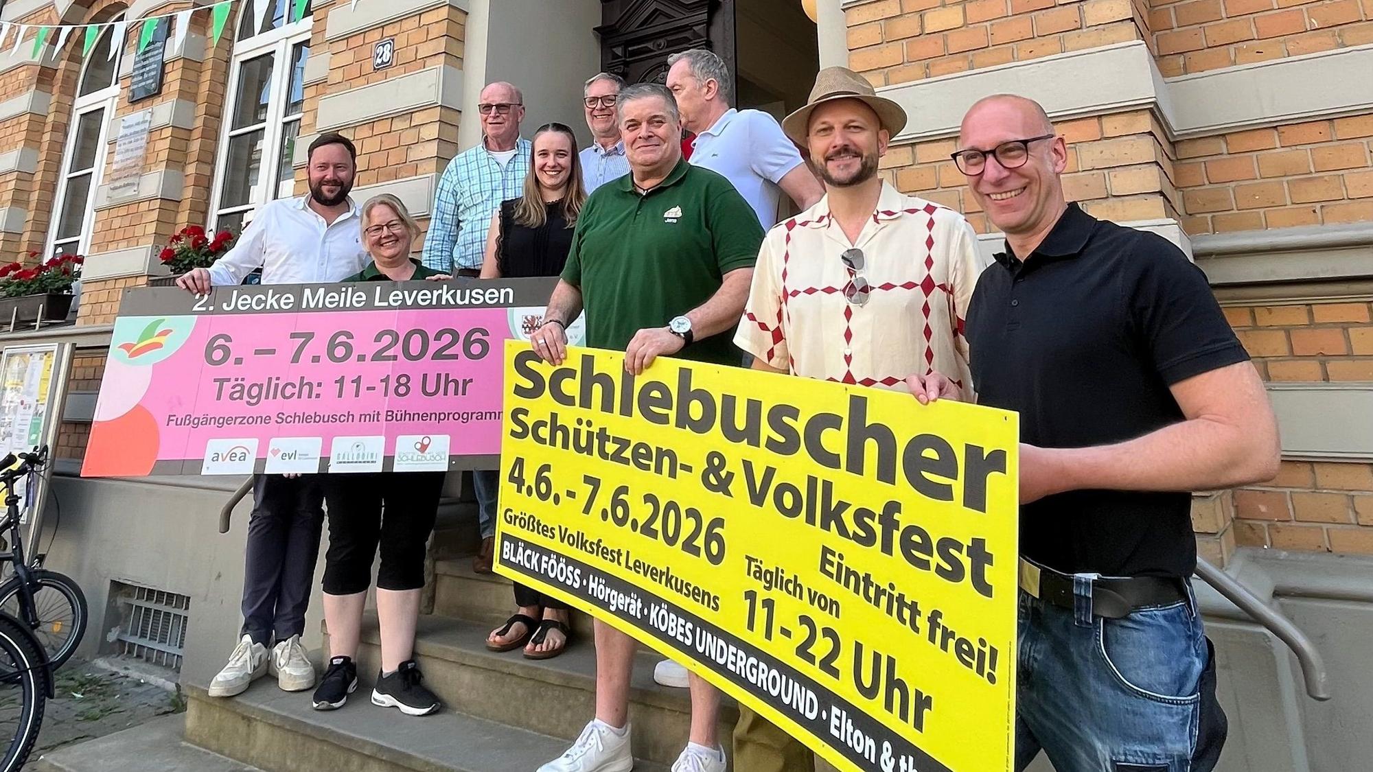 Pit Hupperten (2. v. r.) freut sich mit den Organisatoren auf seinen Auftritt beim Schlebuscher Volksfest