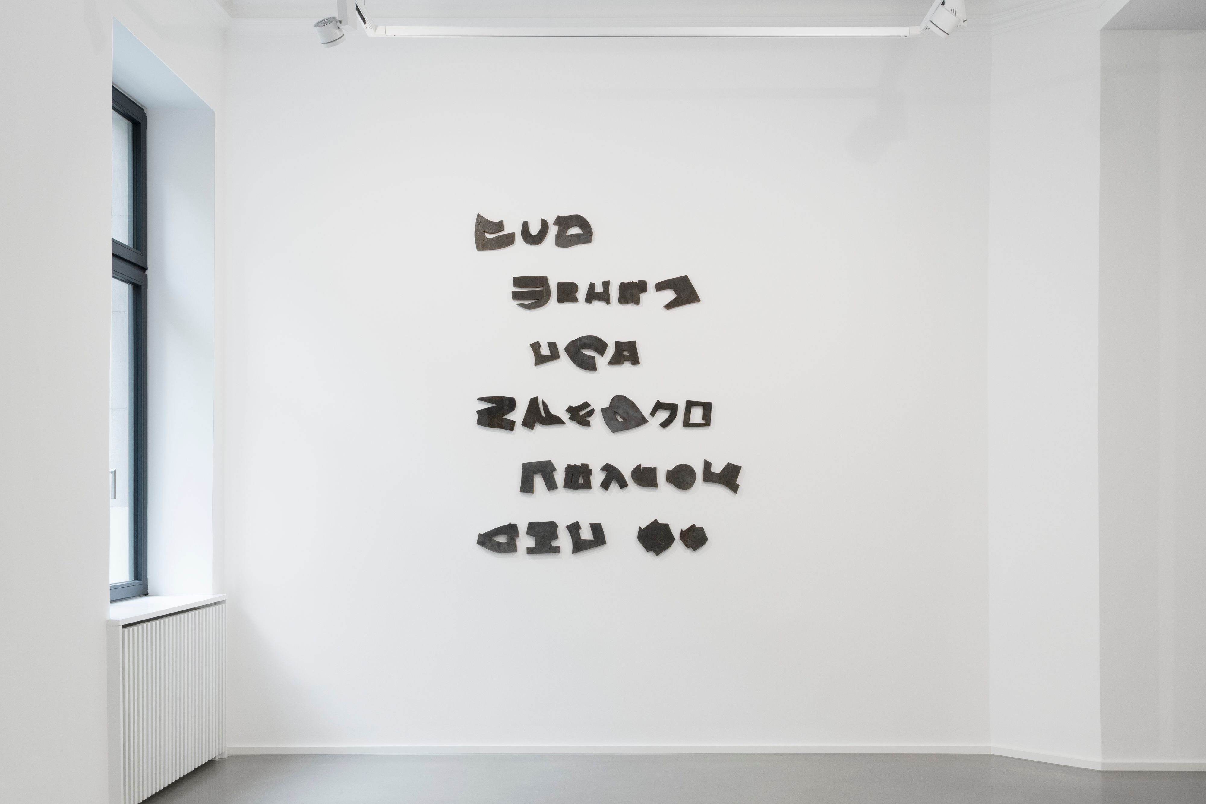 An einer Wand hängen Fantasiebuchstaben.