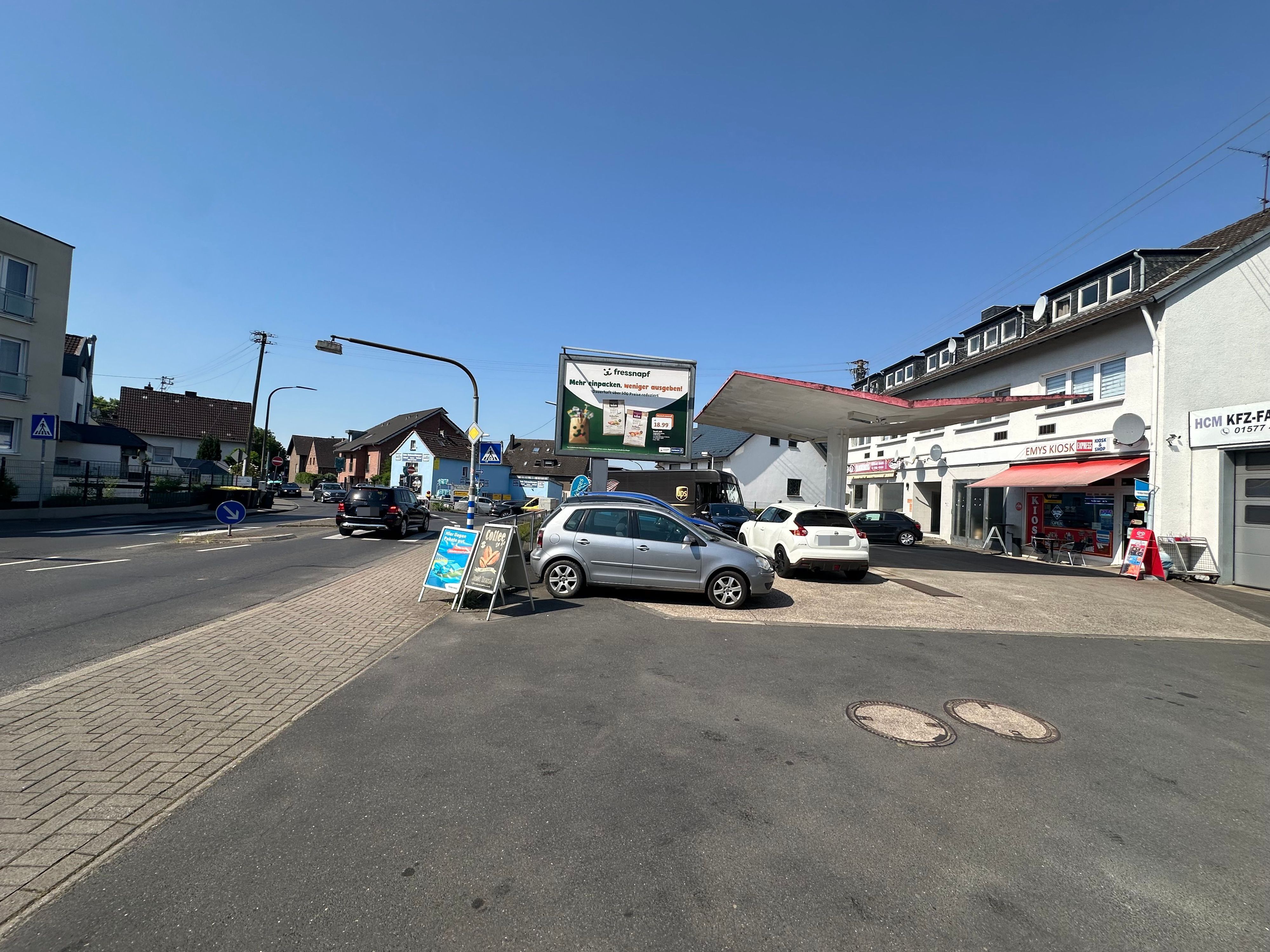 Die Fläche auf der ehemaligen Tankstelle nutzen seit dem Verkehrsversuch viele Autofahrer als Wendeplatz.