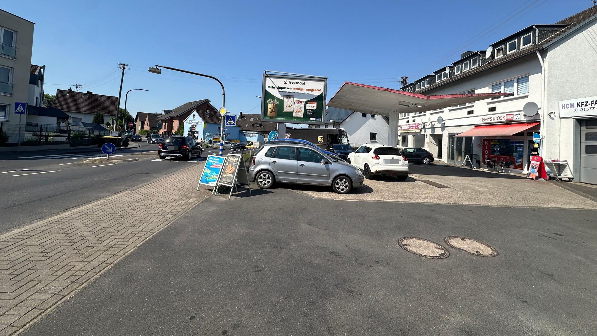 Die Fläche auf der ehemaligen Tankstelle nutzen seit dem Verkehrsversuch viele Autofahrer als Wendeplatz.
