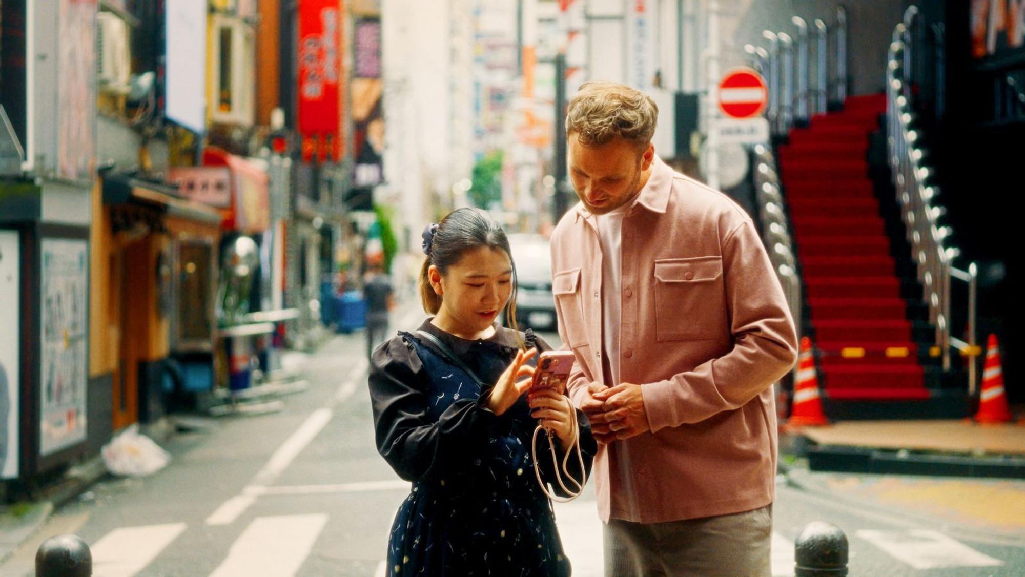 In Tokyo lässt sich Leon Windscheid von der Manga-Expertin Chihiro zeigen, was sie unter neuen Formen der Partnerschaft versteht. (Bild: ZDF/Mika Völker)