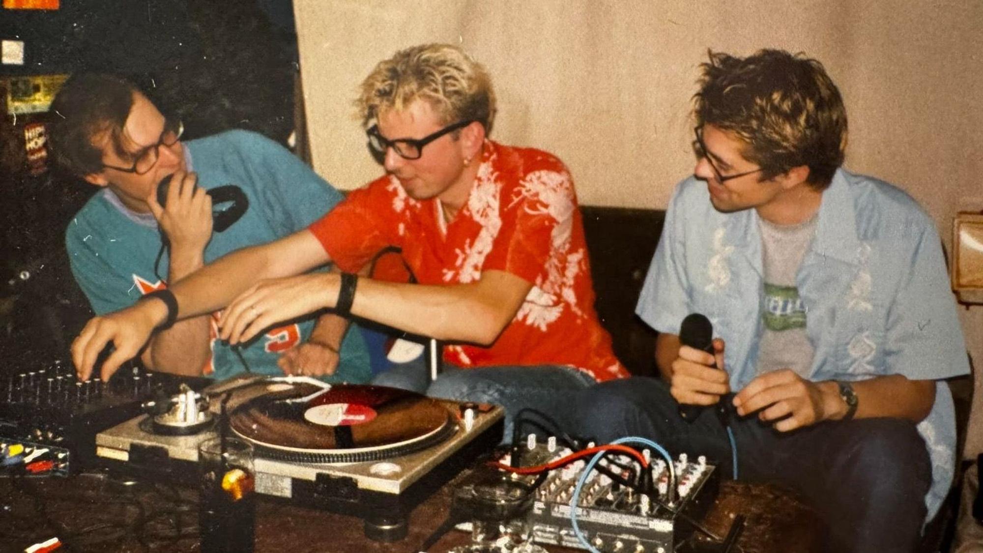 DJs und Gäste in der Liquid Sky Bar Ende der 90er-Jahre in Köln